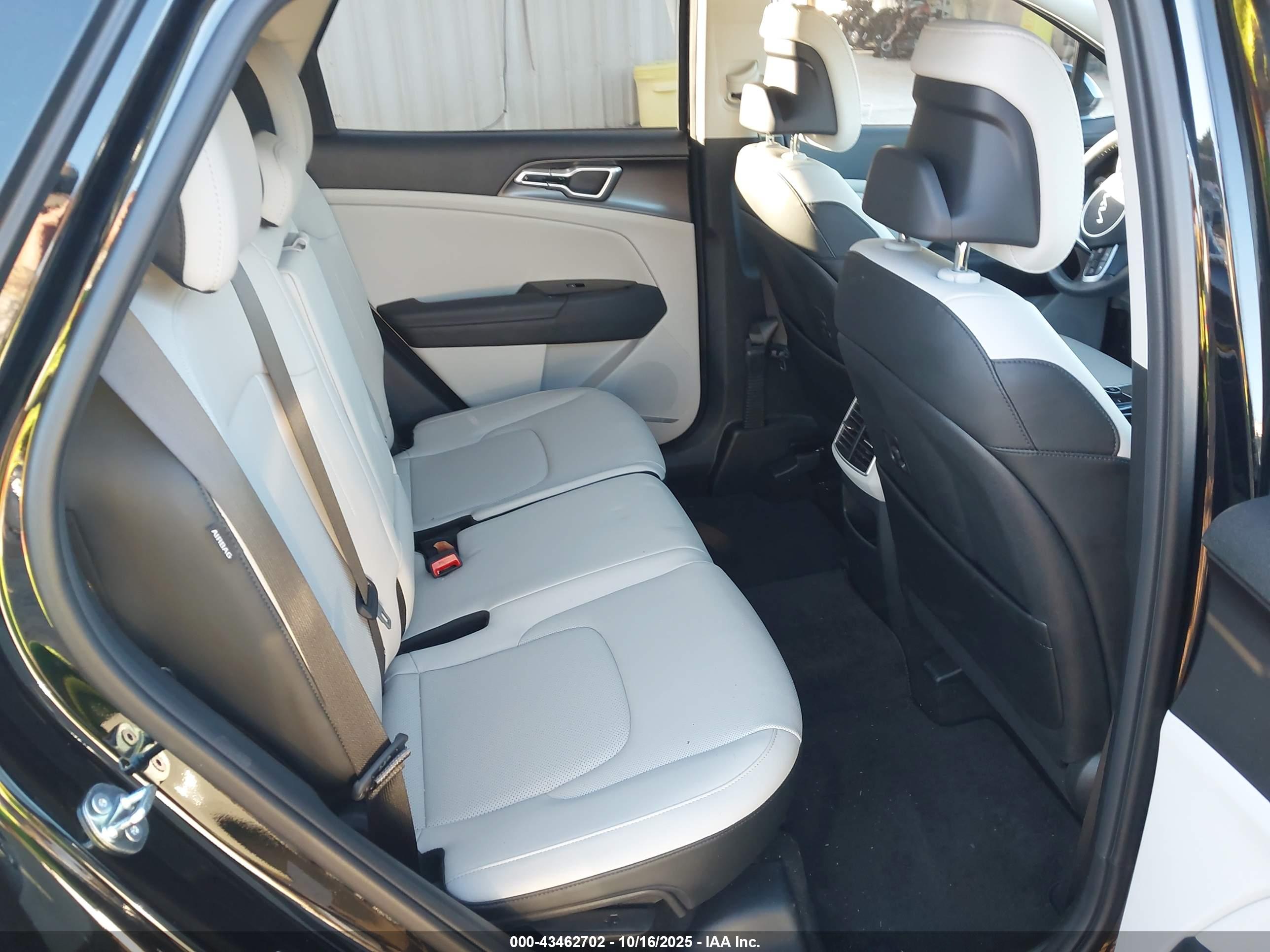 KIA SPORTAGE image 8