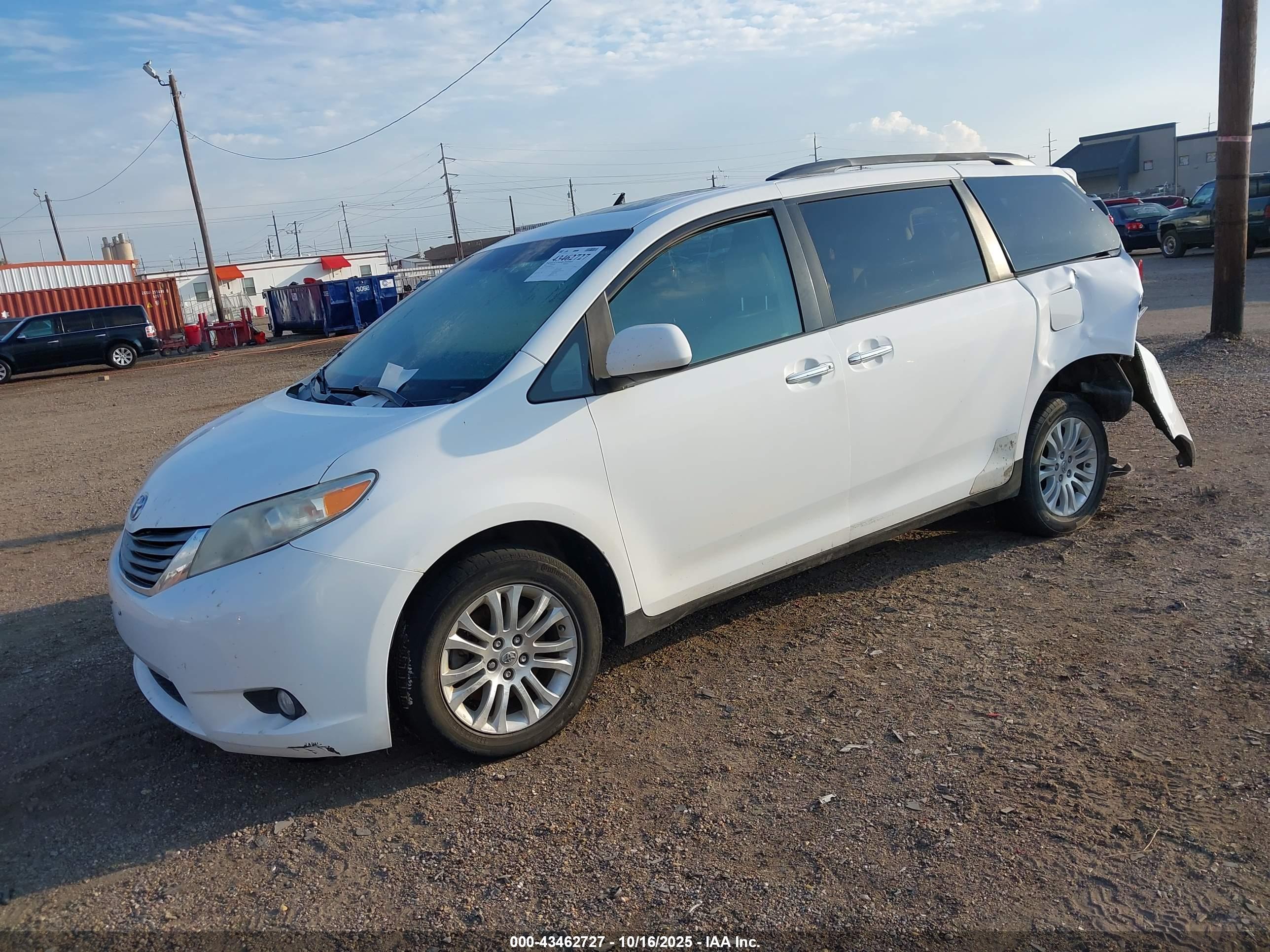 TOYOTA SIENNA image 2