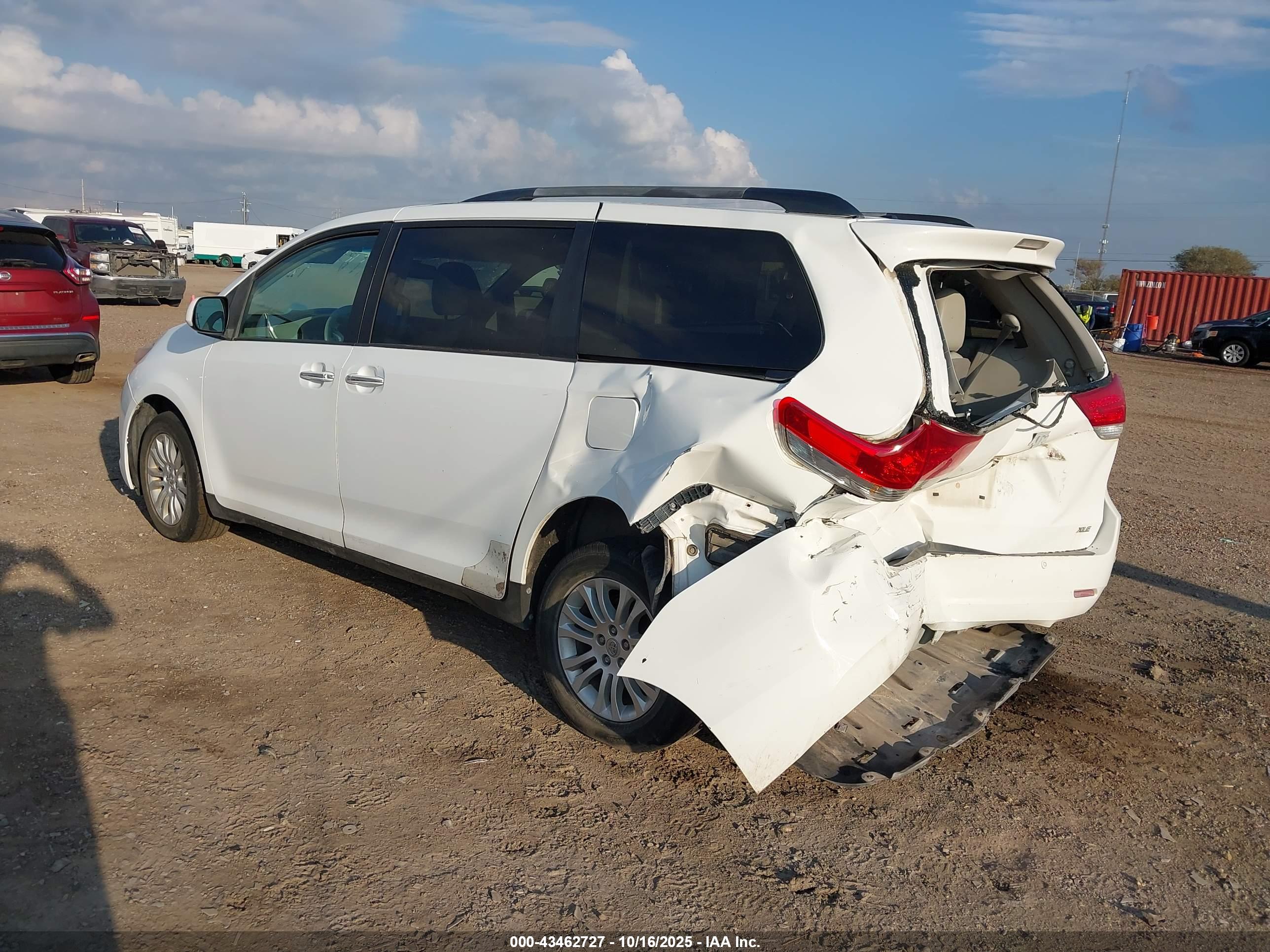 TOYOTA SIENNA image 3