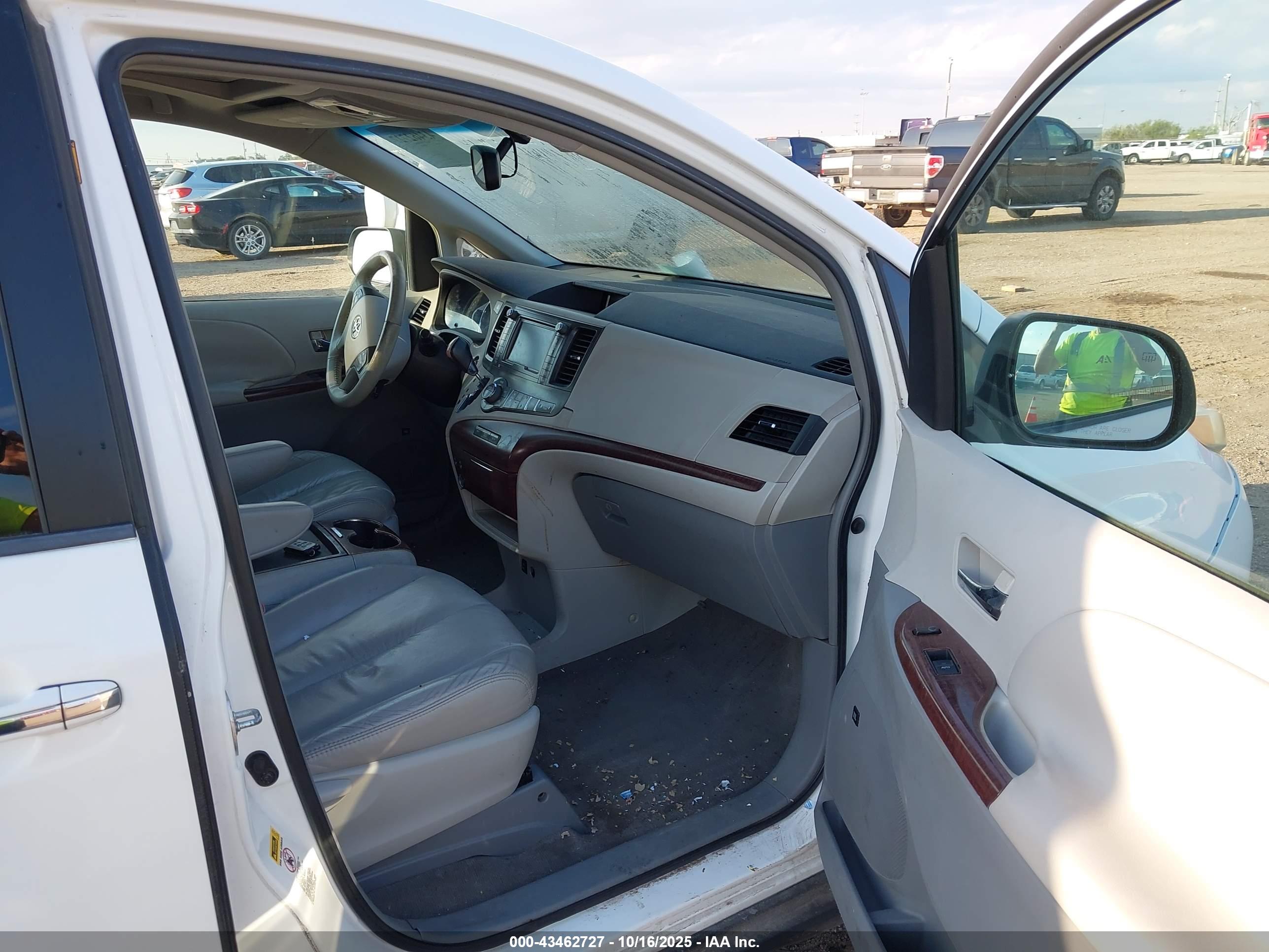 TOYOTA SIENNA image 5