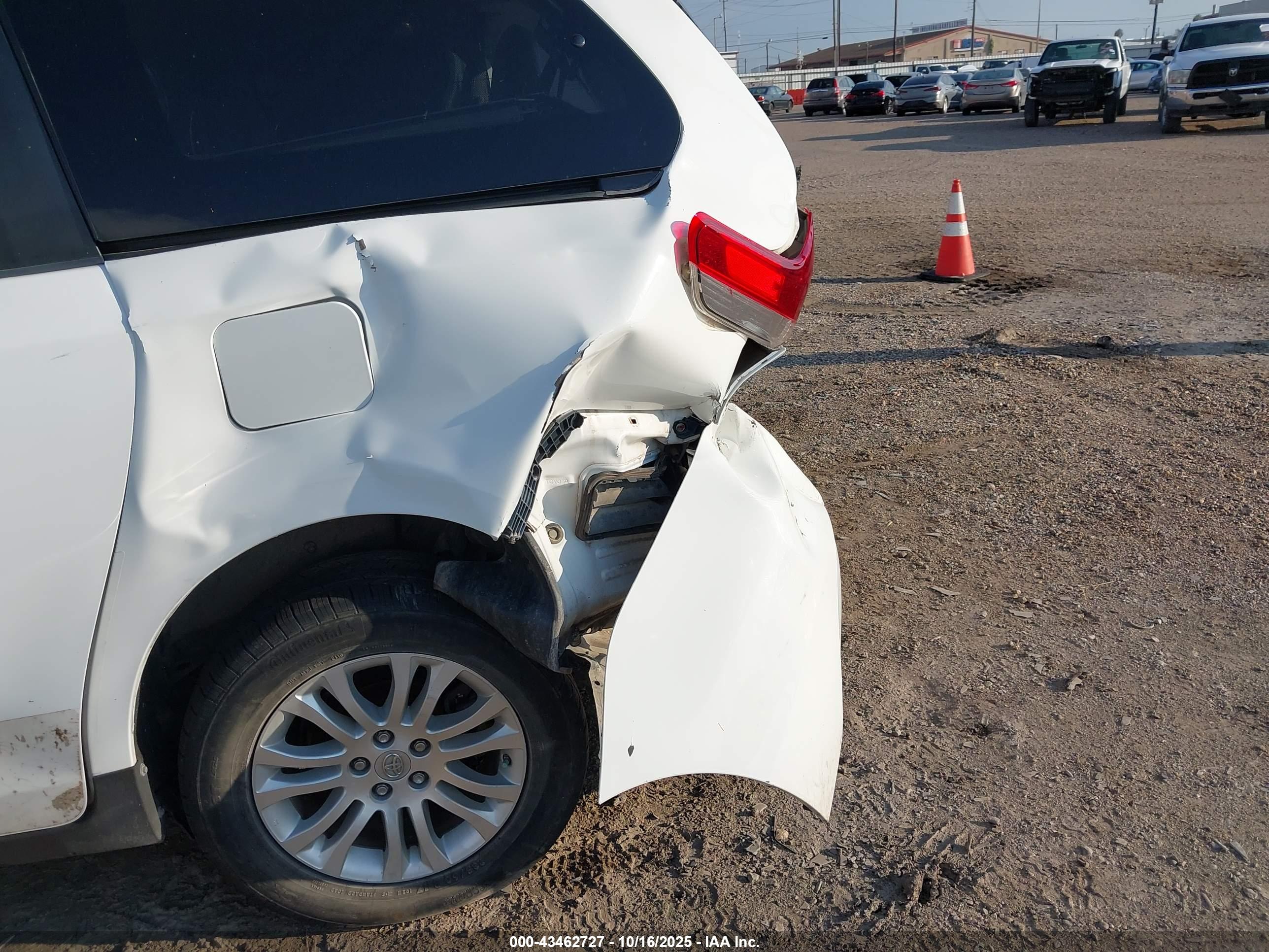 TOYOTA SIENNA image 6