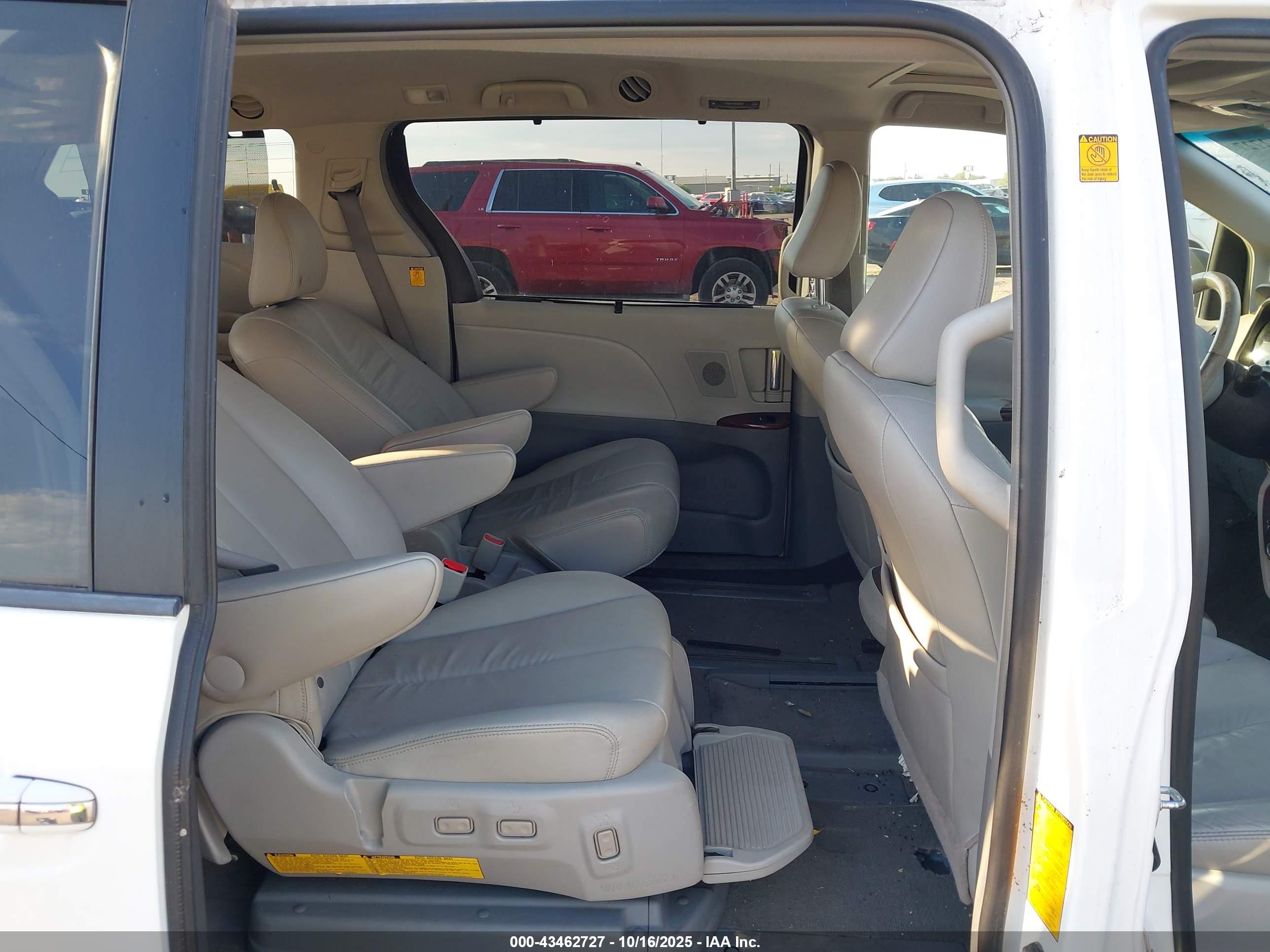 TOYOTA SIENNA image 8