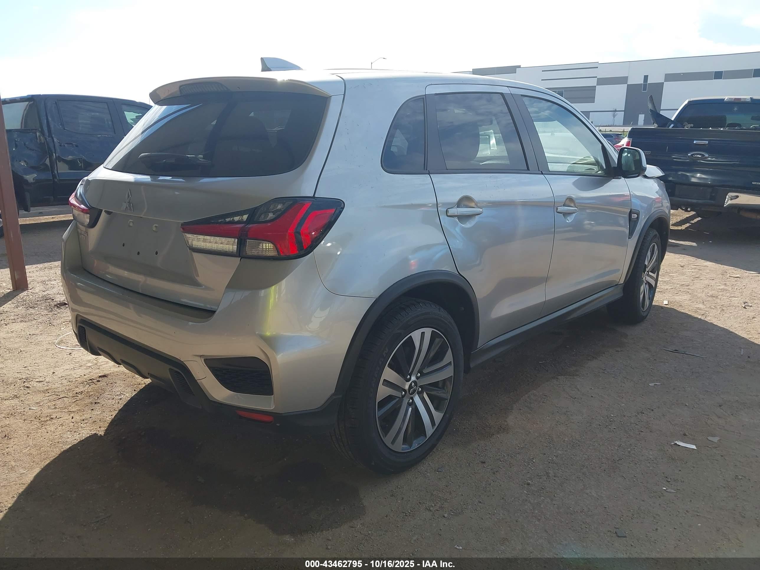 MITSUBISHI OUTLANDER image 4