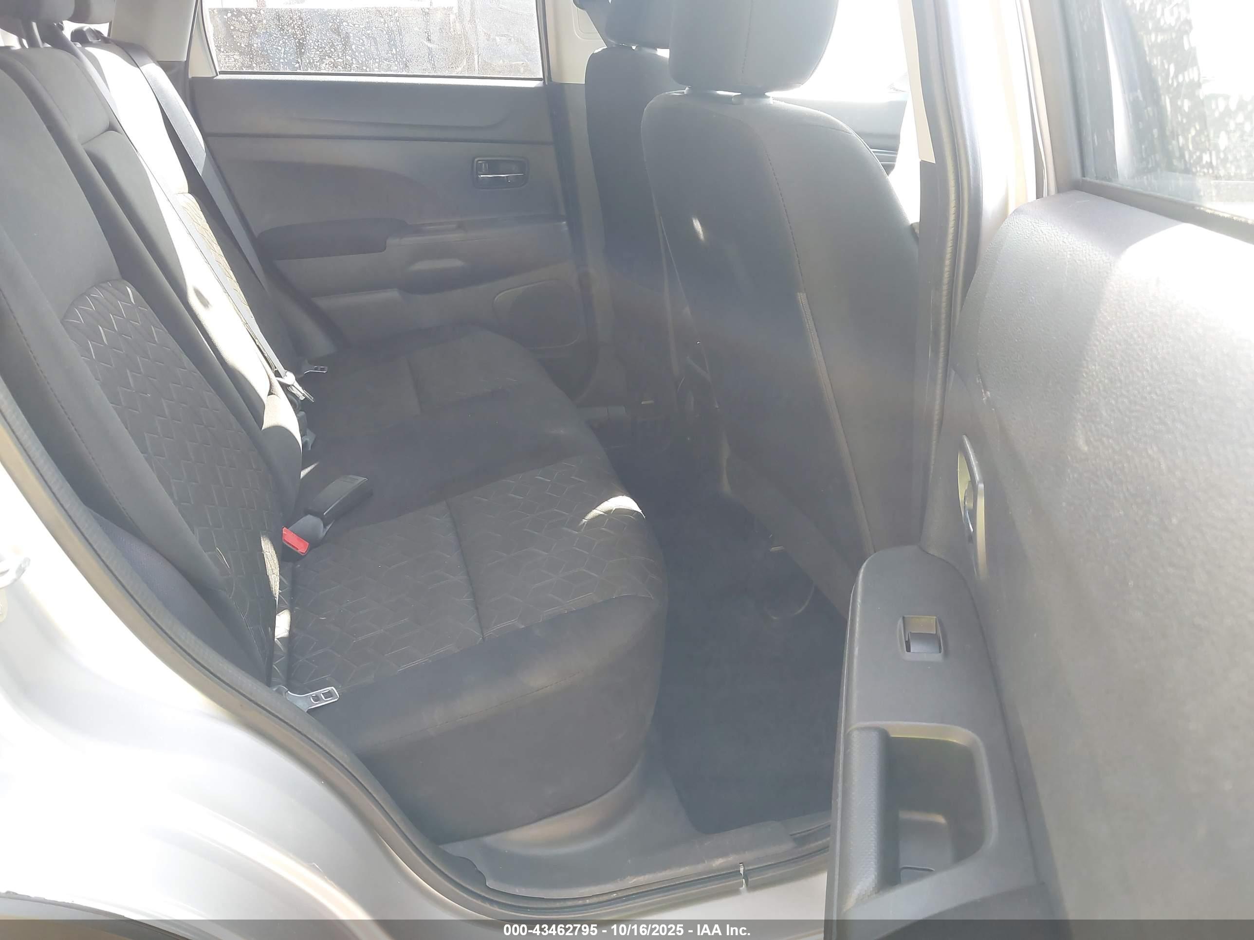 MITSUBISHI OUTLANDER image 8