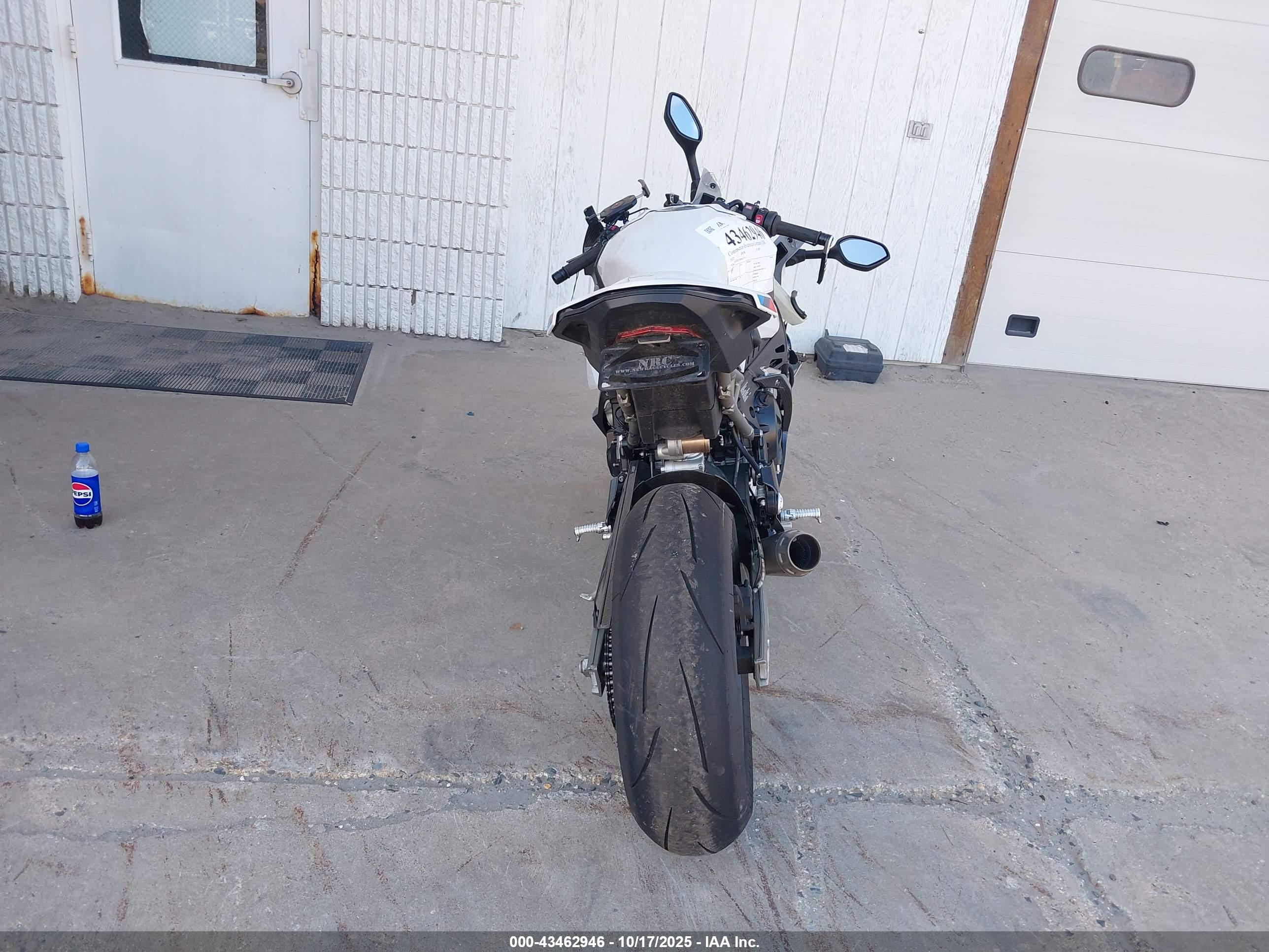 BMW S image 6