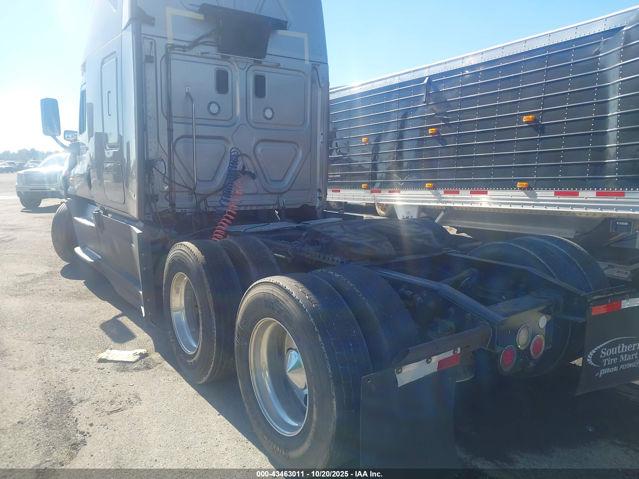 FREIGHTLINER CASCADIA image 3