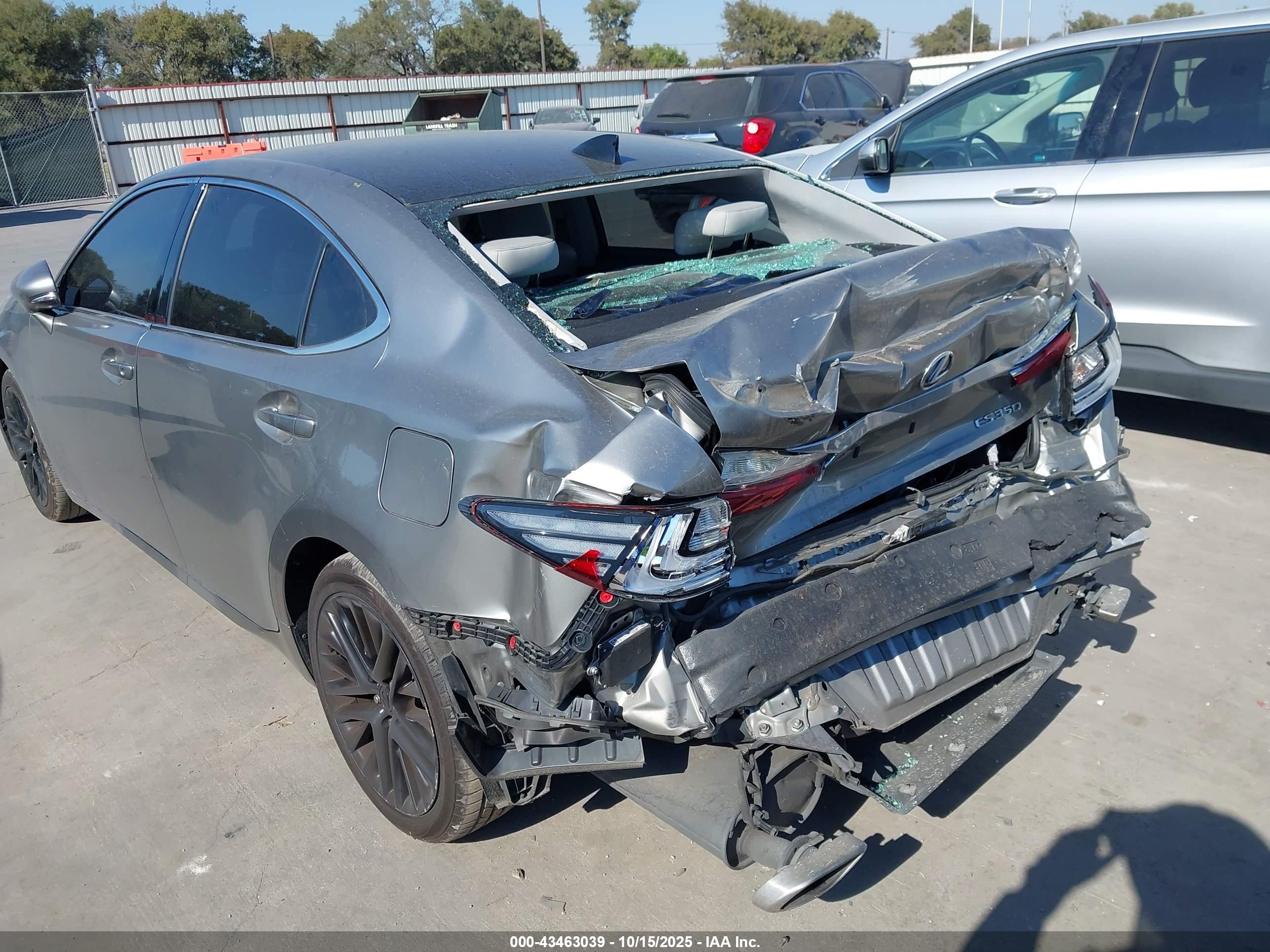 LEXUS ES image 6
