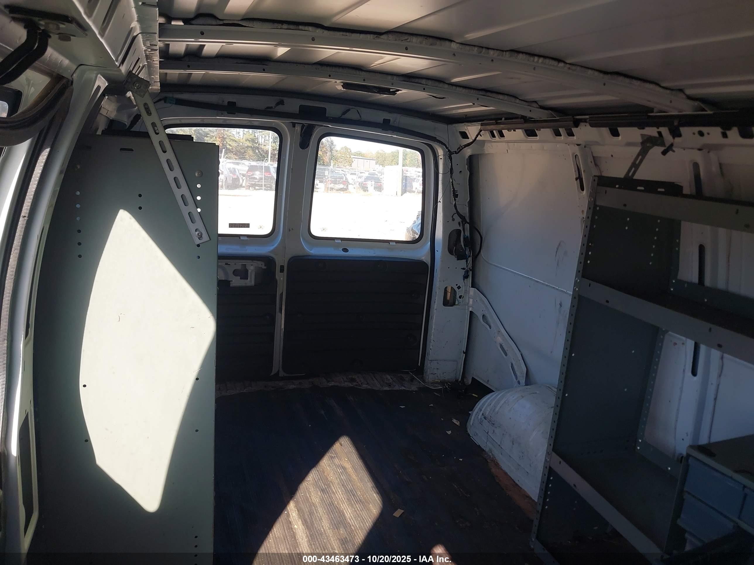 GMC SAVANA image 8