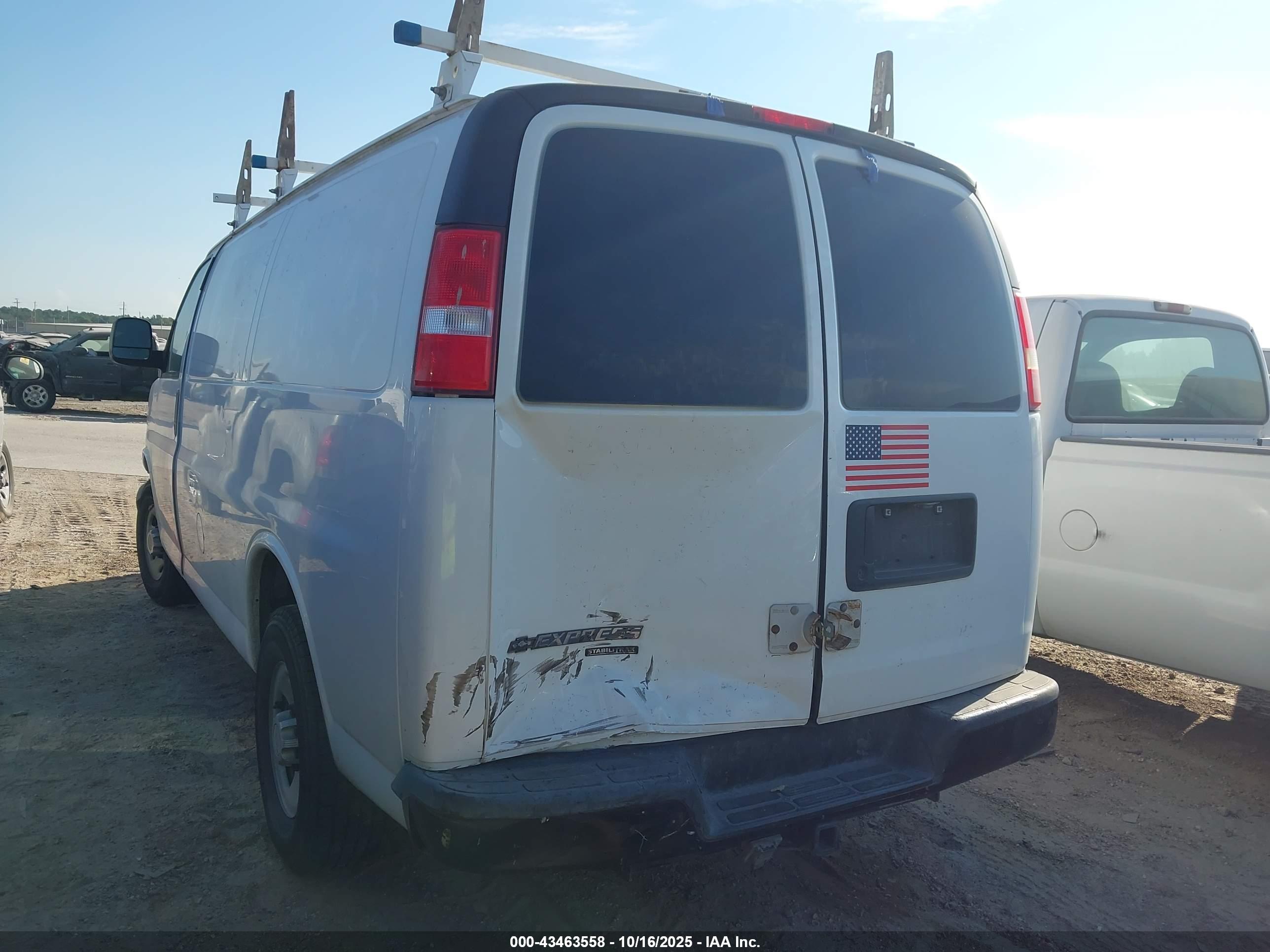 CHEVROLET EXPRESS image 3