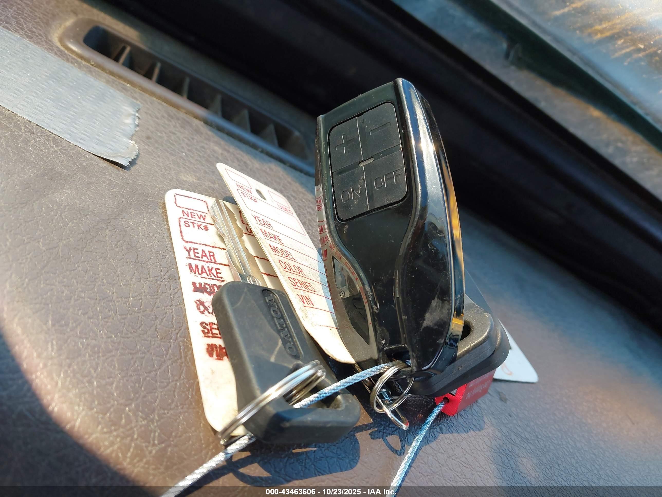 VOLVO VN image 11