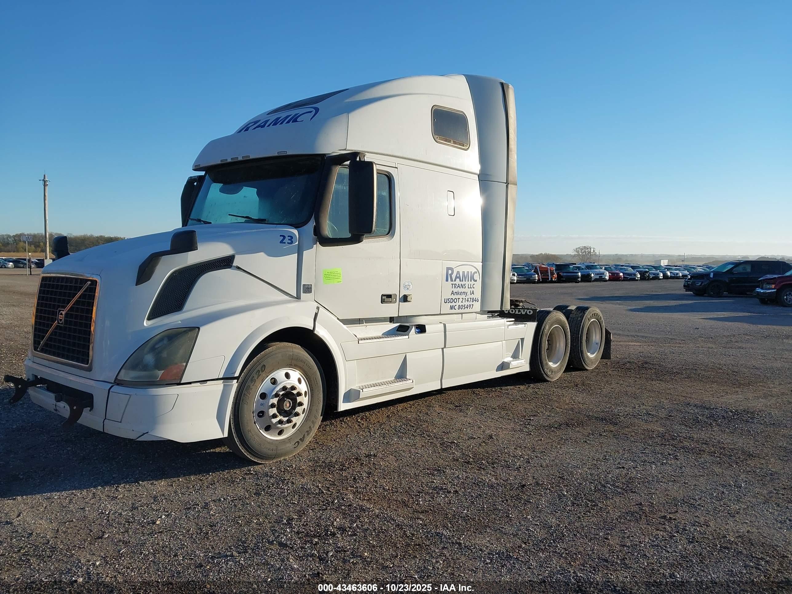 VOLVO VN image 2