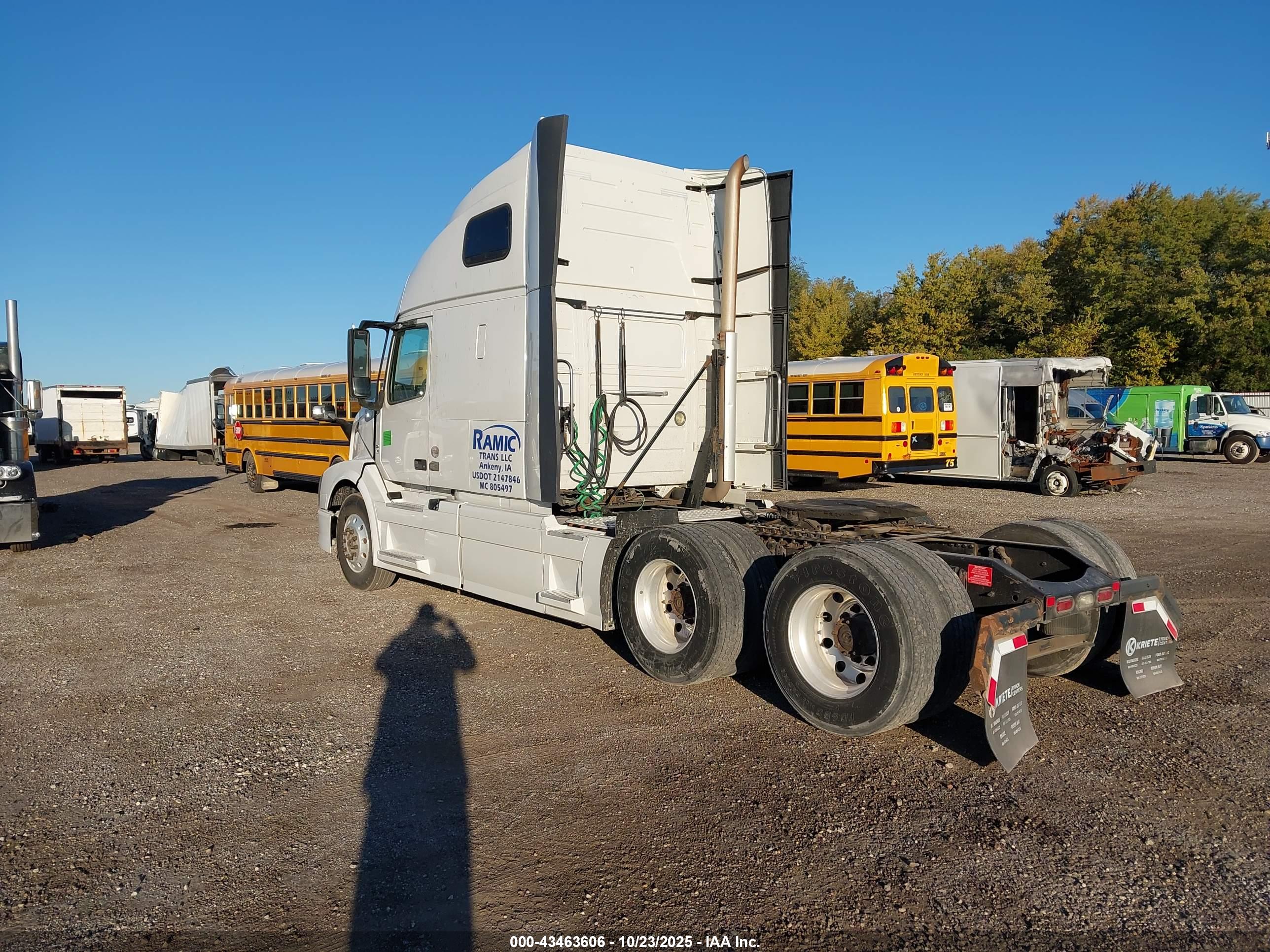 VOLVO VN image 3