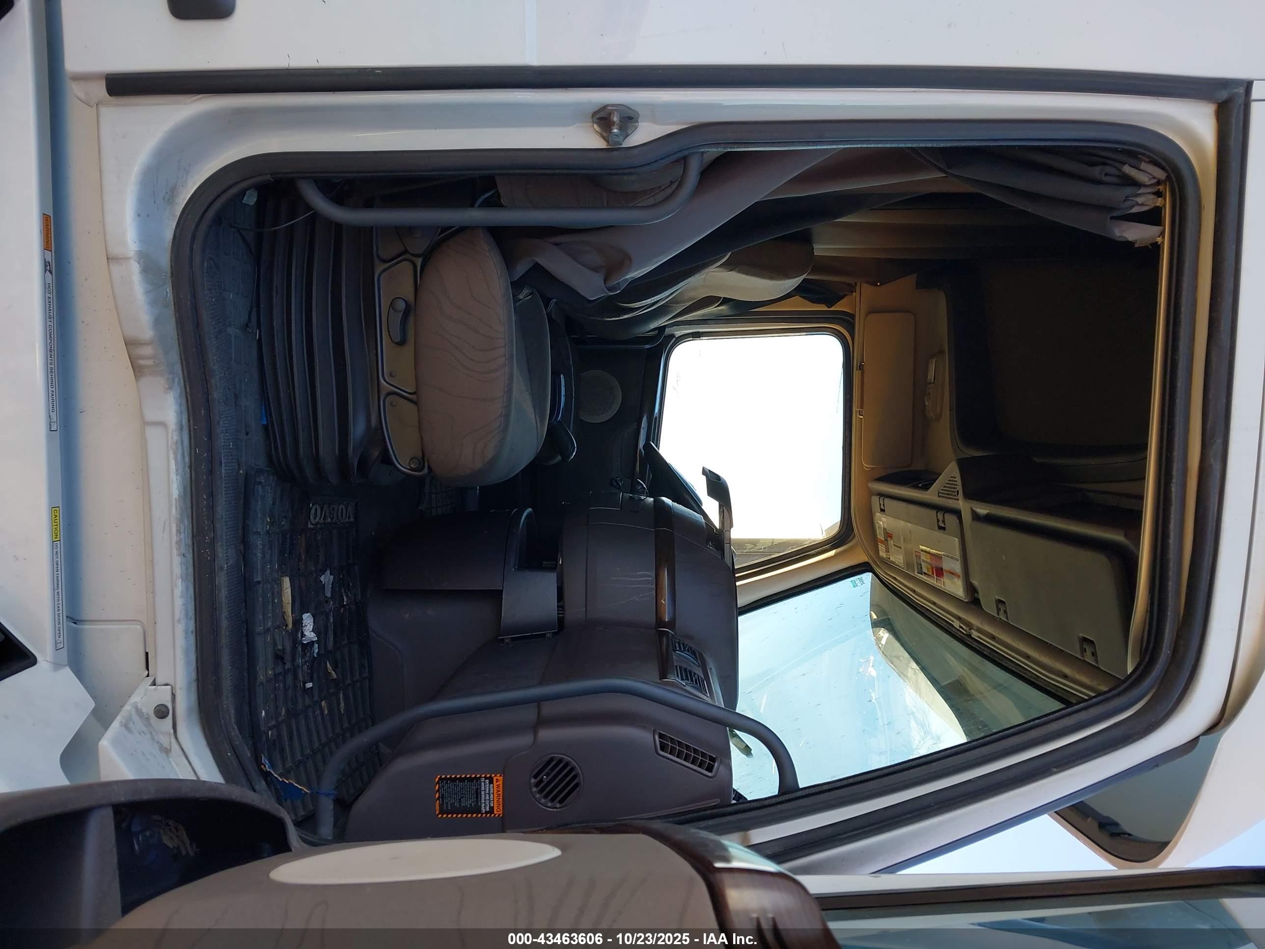VOLVO VN image 8