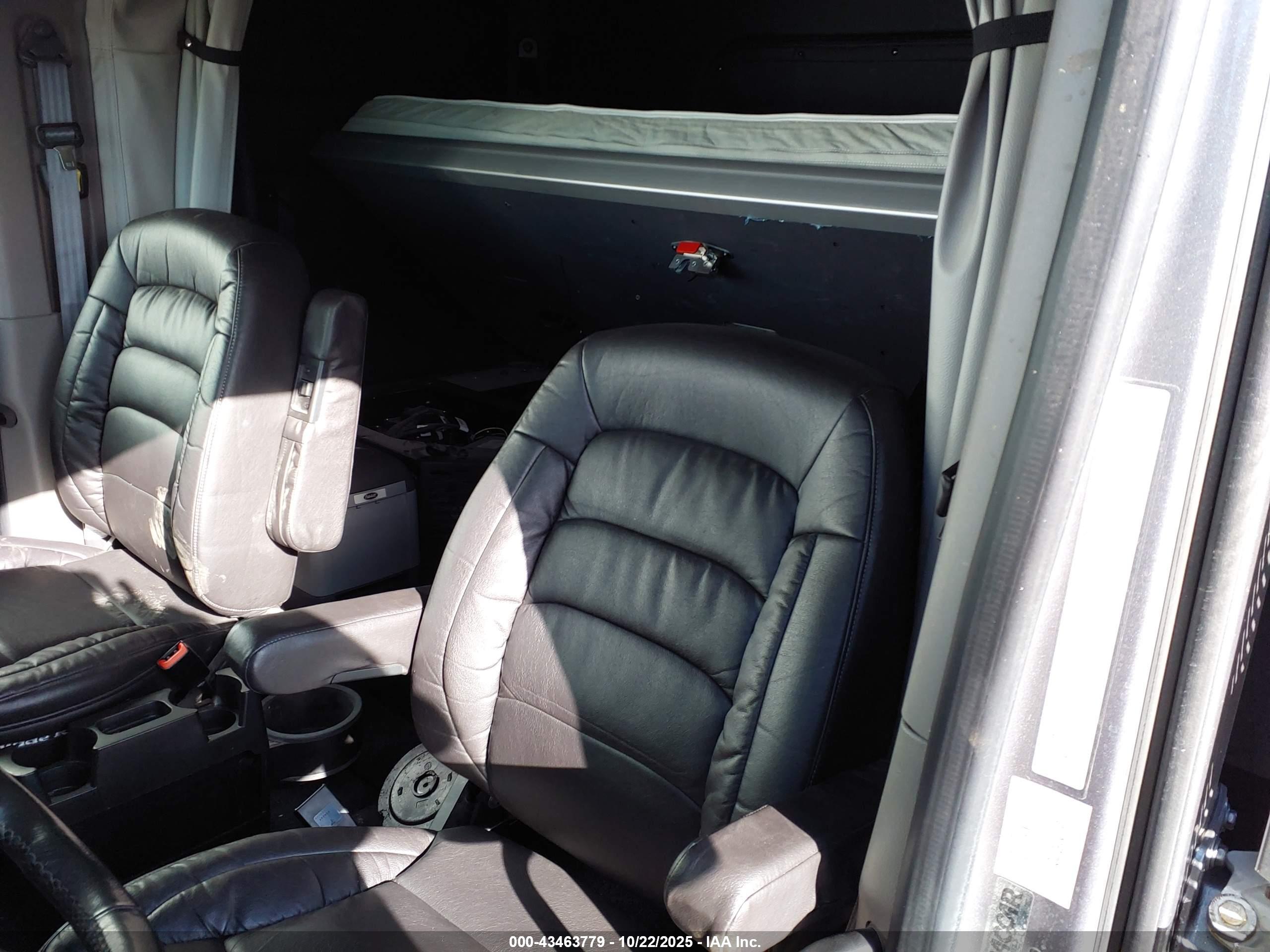 PETERBILT 589 image 8