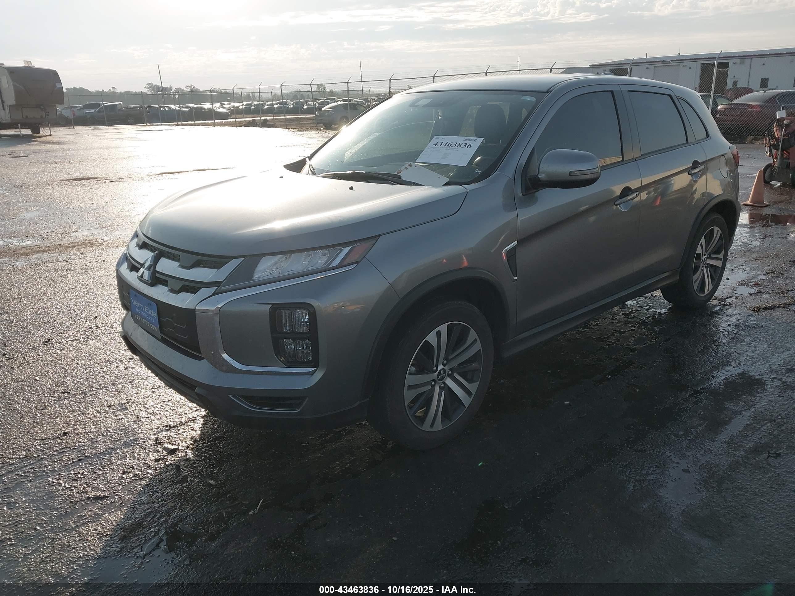 MITSUBISHI OUTLANDER image 2