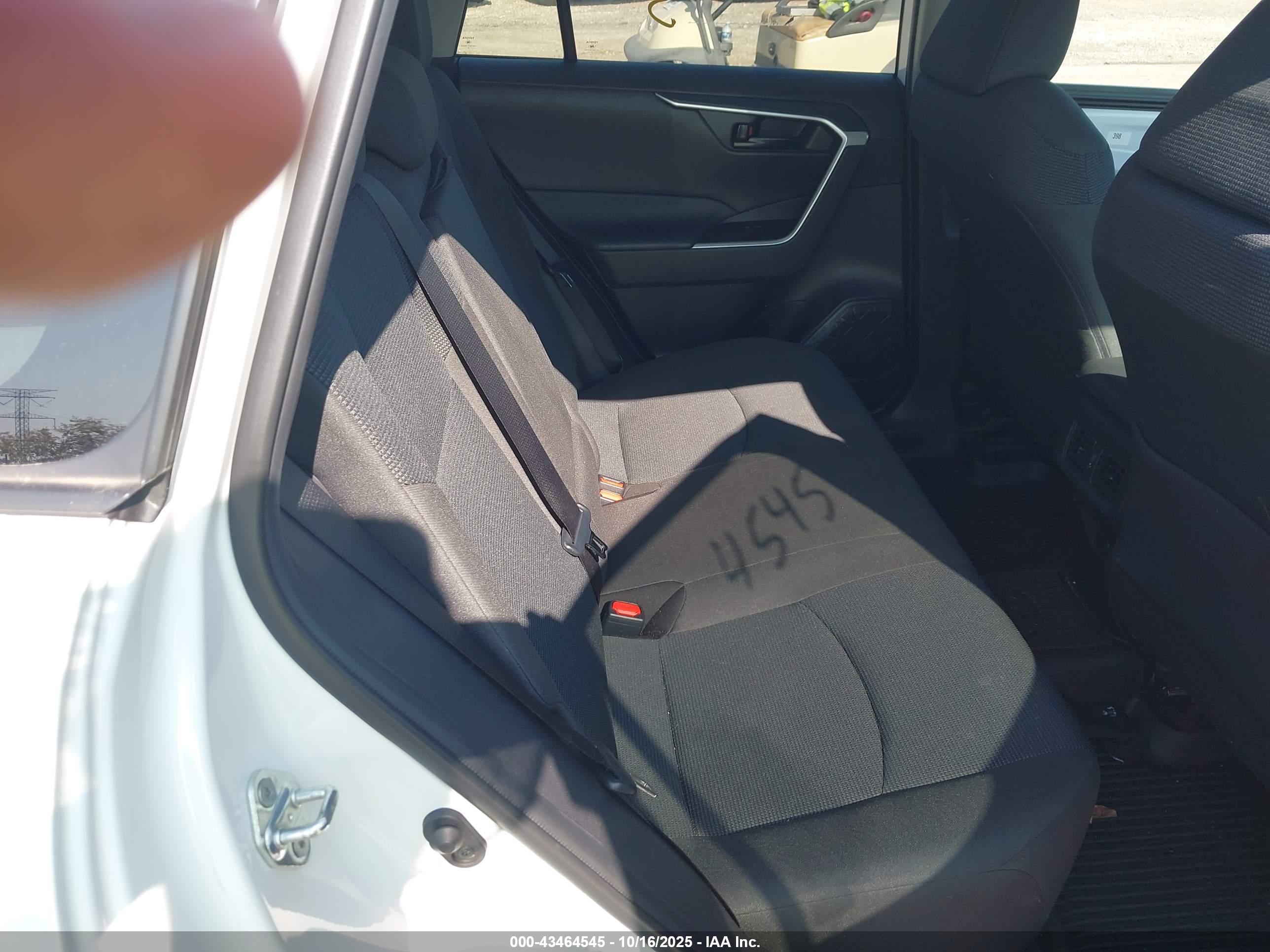TOYOTA RAV4 image 8