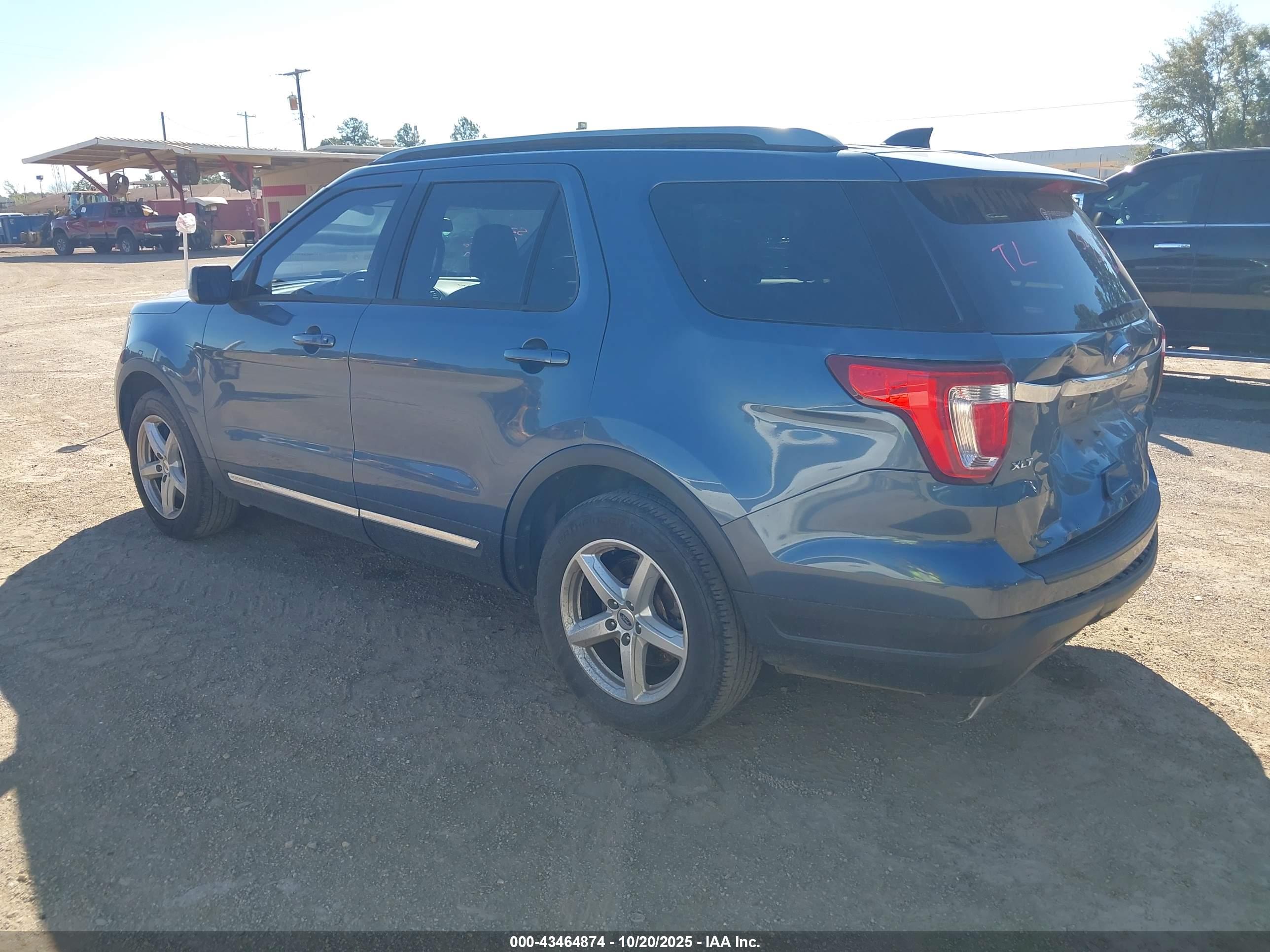 FORD EXPLORER image 3