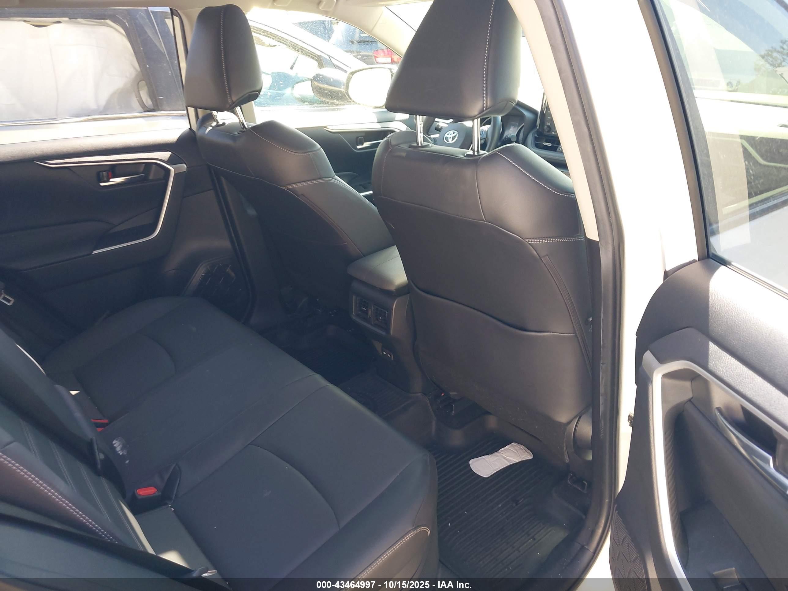 TOYOTA RAV4 image 8