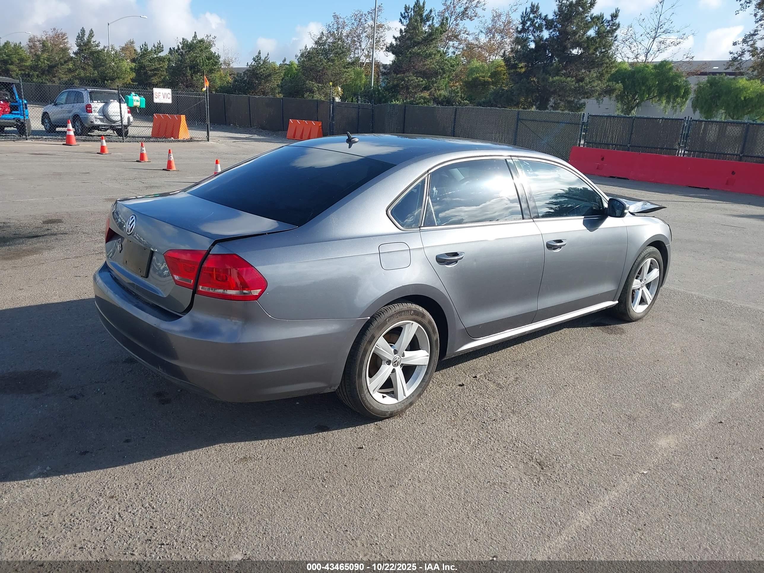 VOLKSWAGEN PASSAT image 4