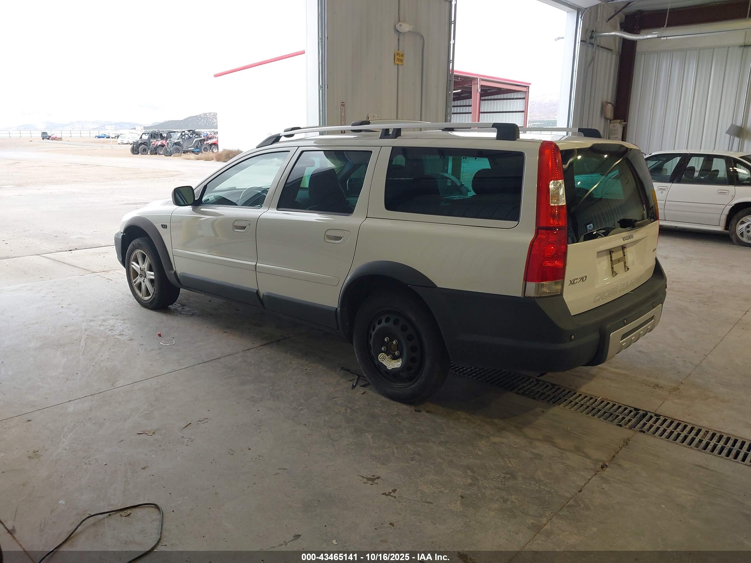 VOLVO XC70 image 3