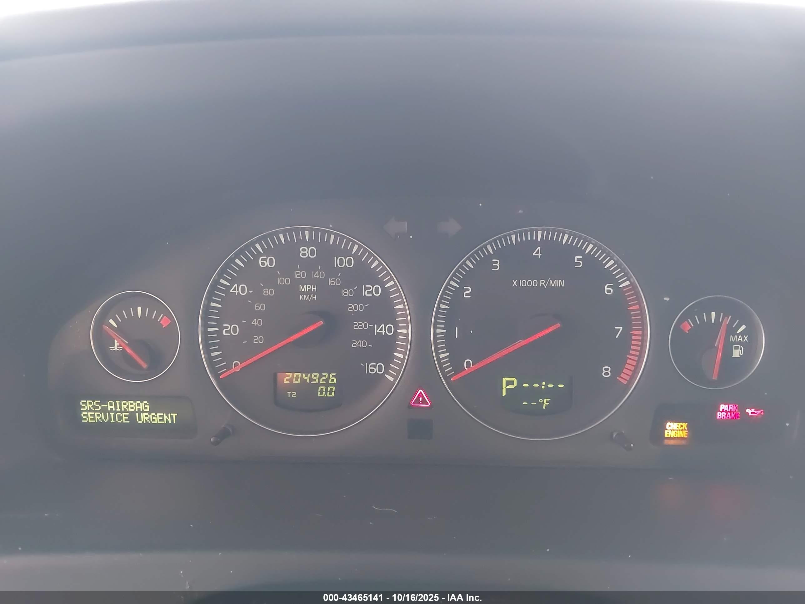 VOLVO XC70 image 7