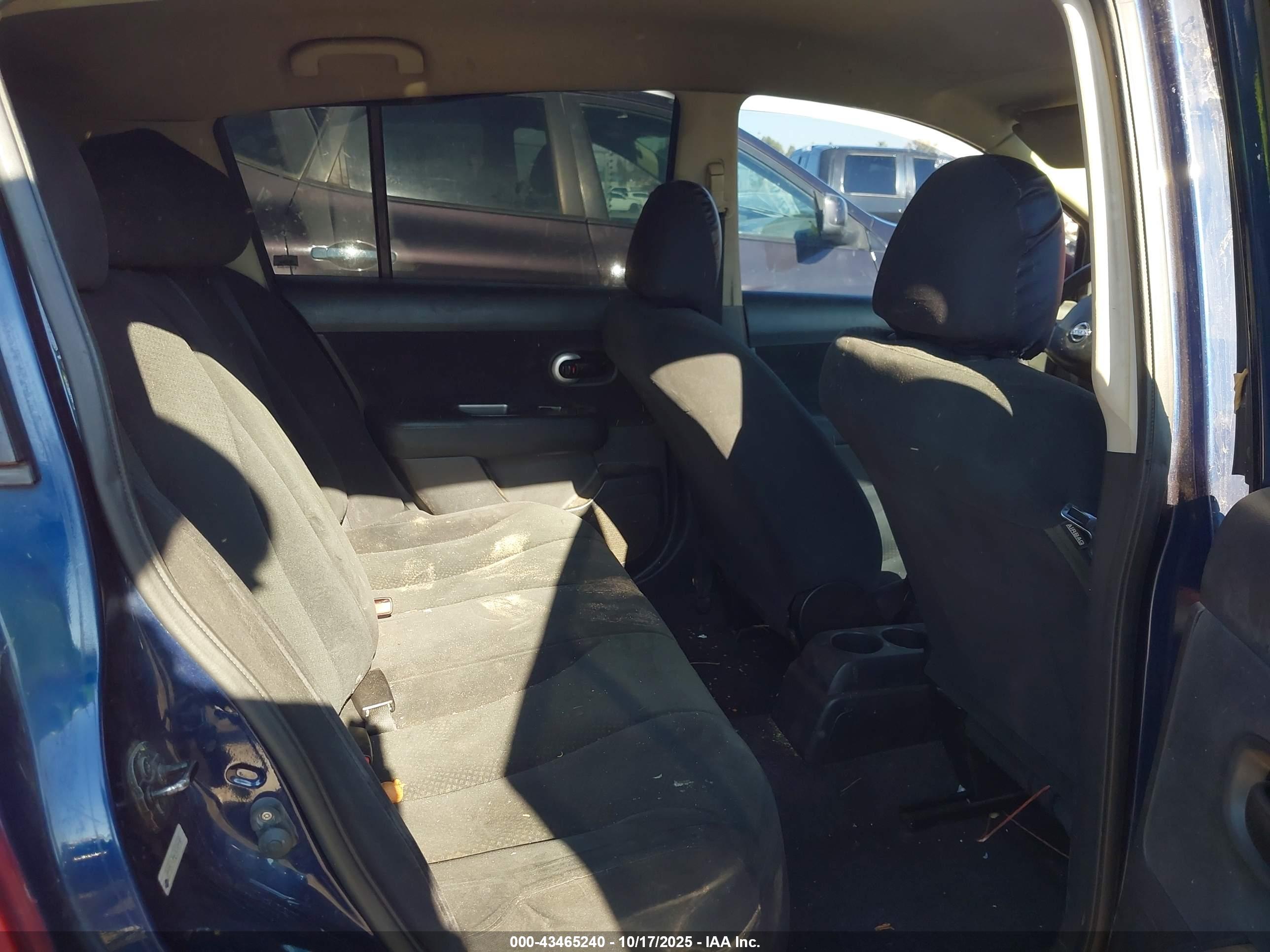 NISSAN VERSA image 8