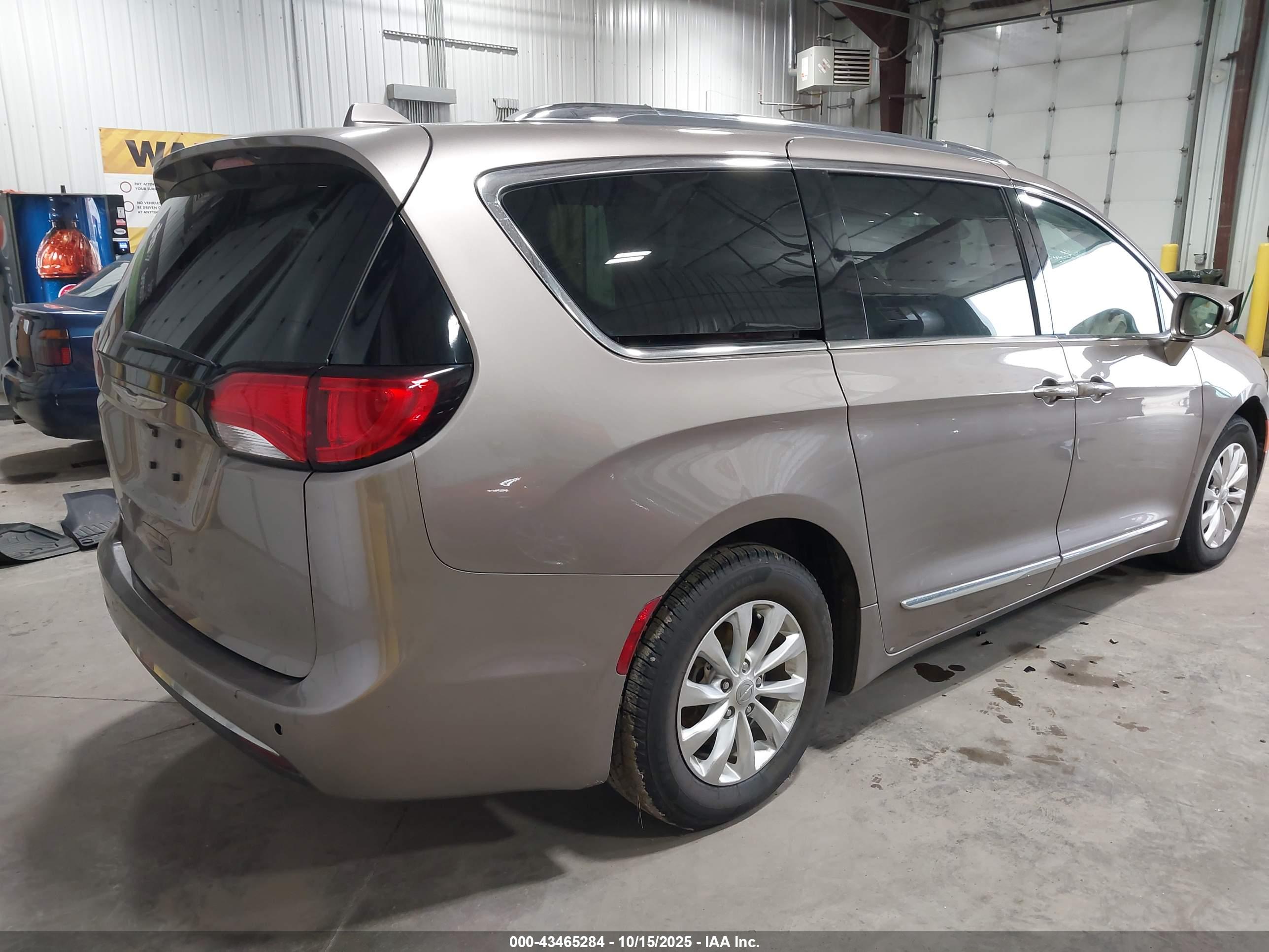 CHRYSLER PACIFICA image 4