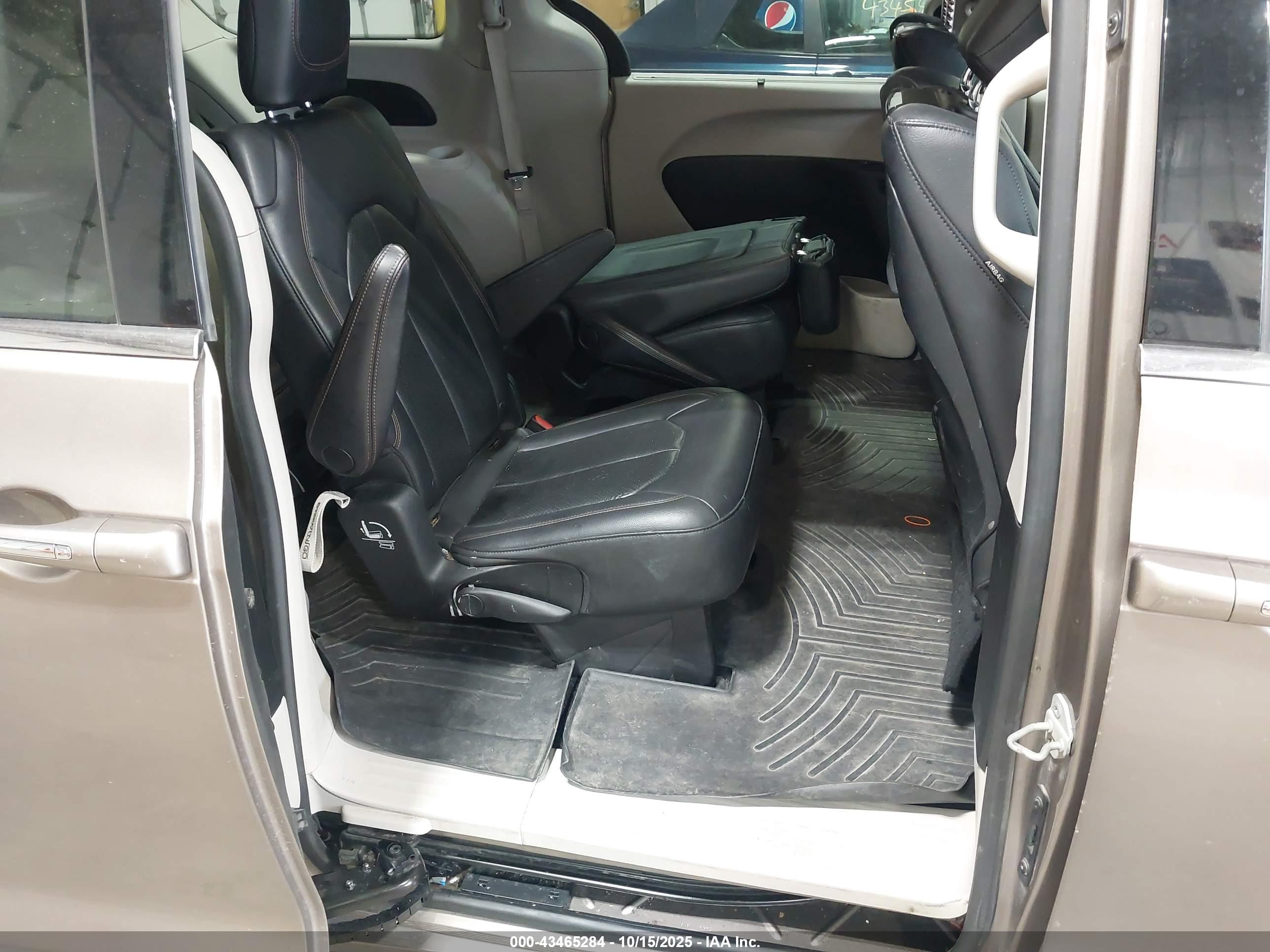 CHRYSLER PACIFICA image 8