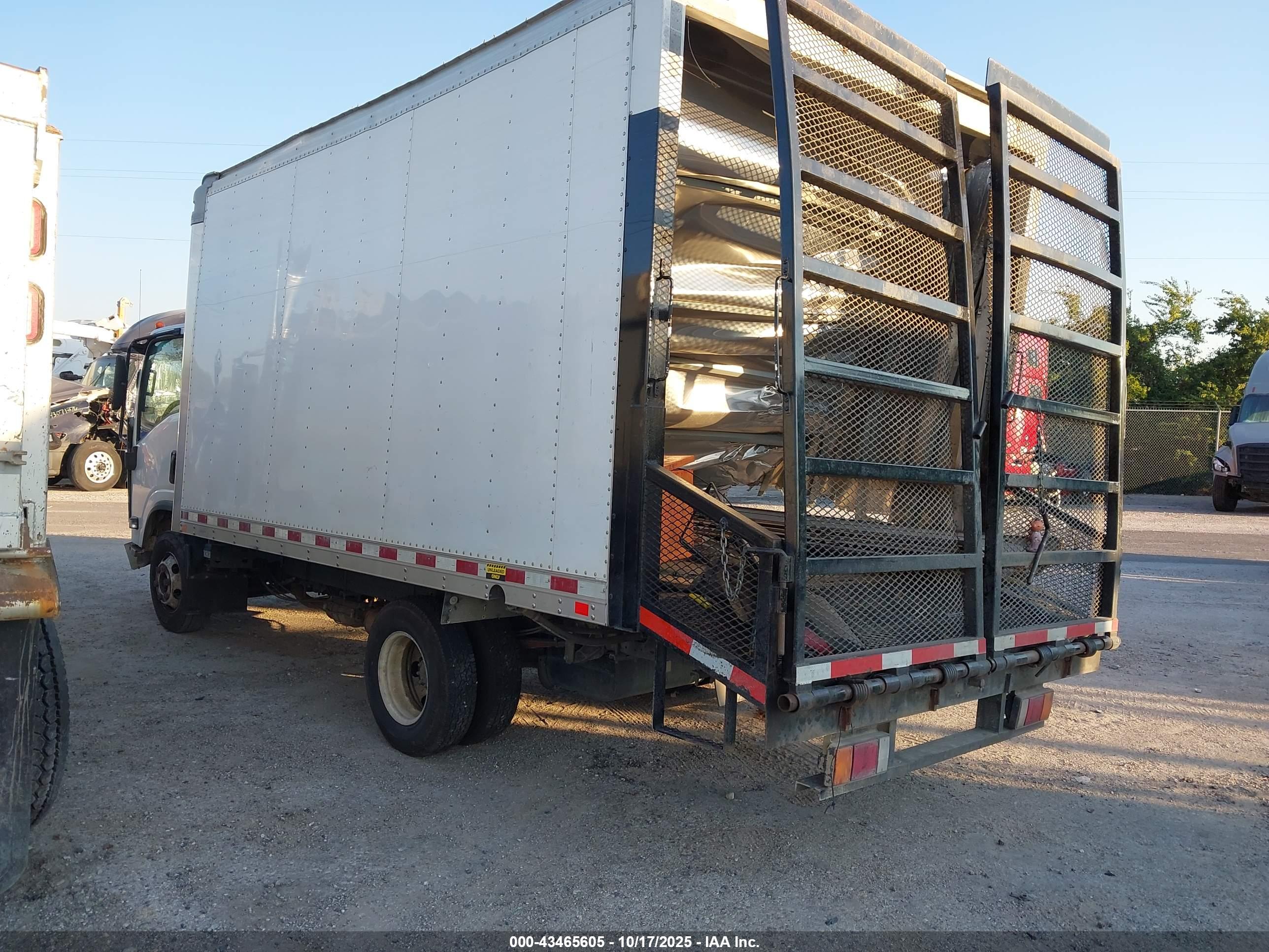 ISUZU NPR image 3