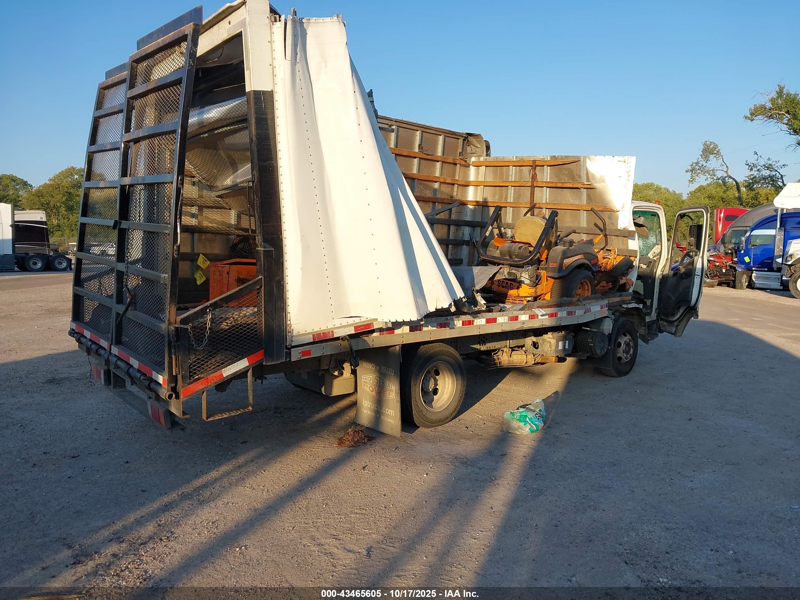 ISUZU NPR image 4