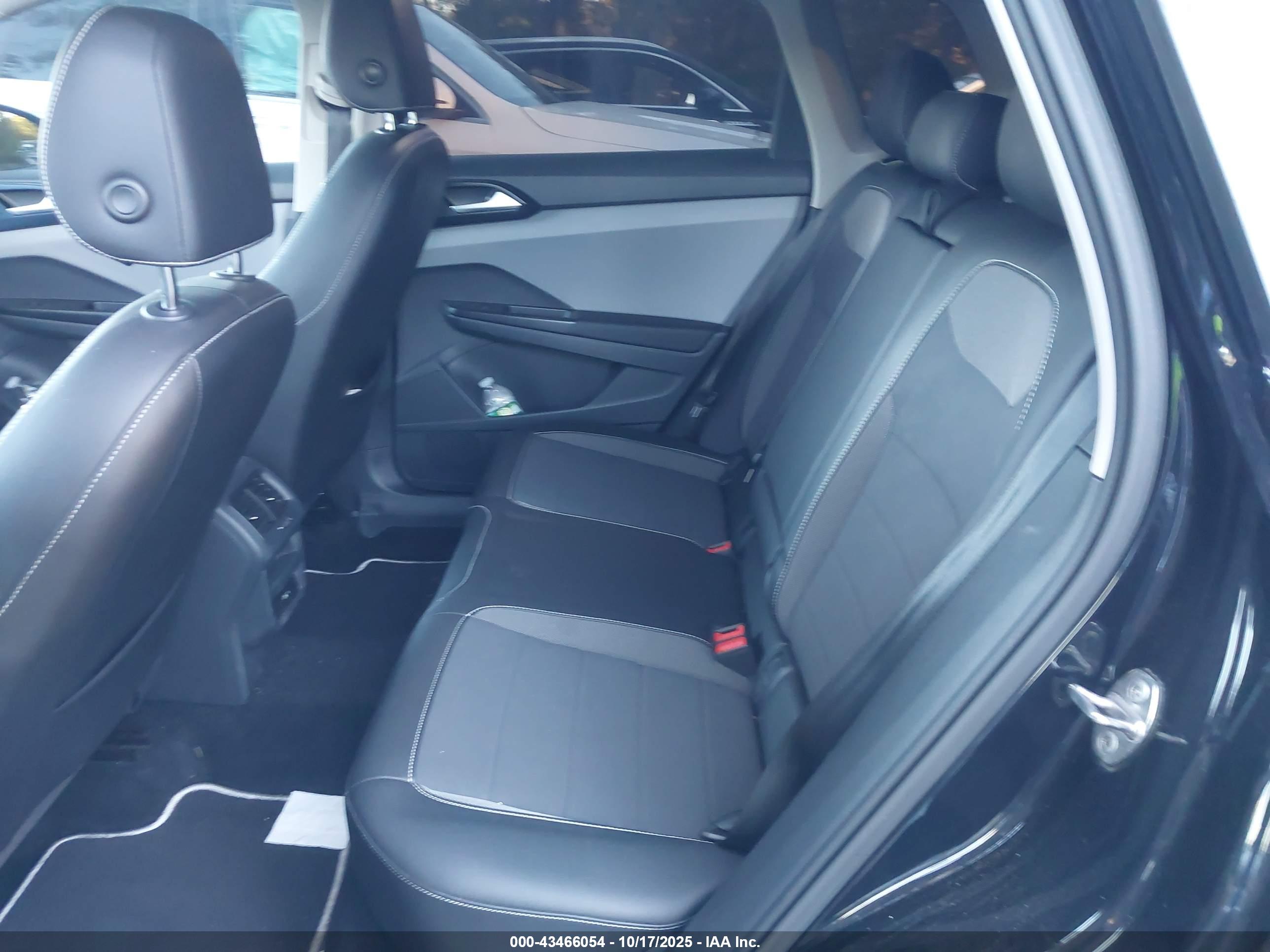 VOLKSWAGEN TAOS image 8