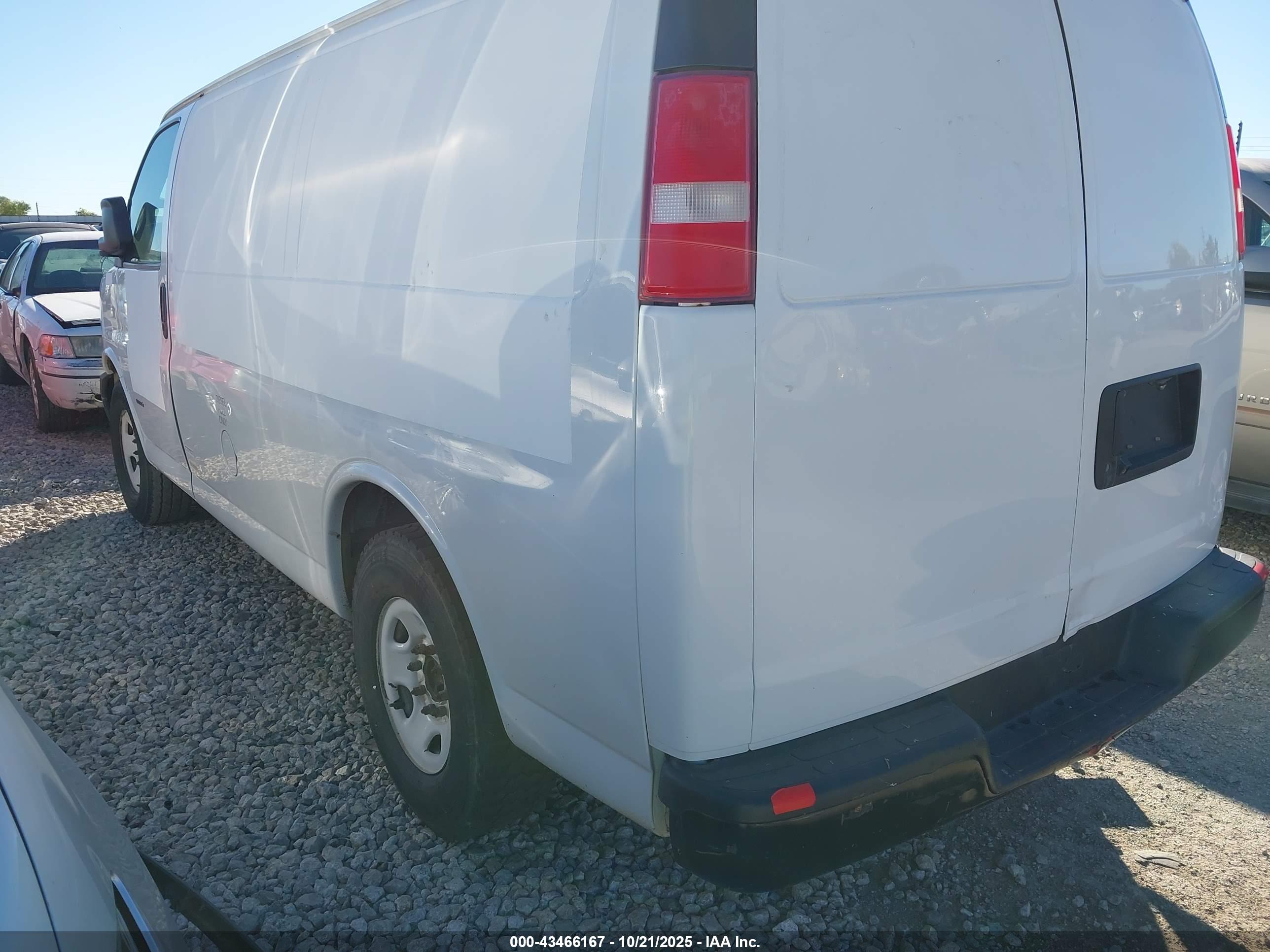 CHEVROLET EXPRESS image 3