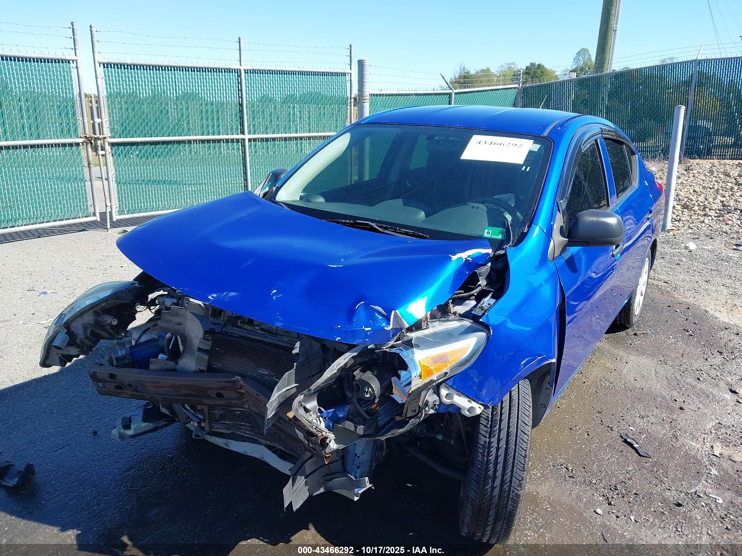 NISSAN VERSA image 6