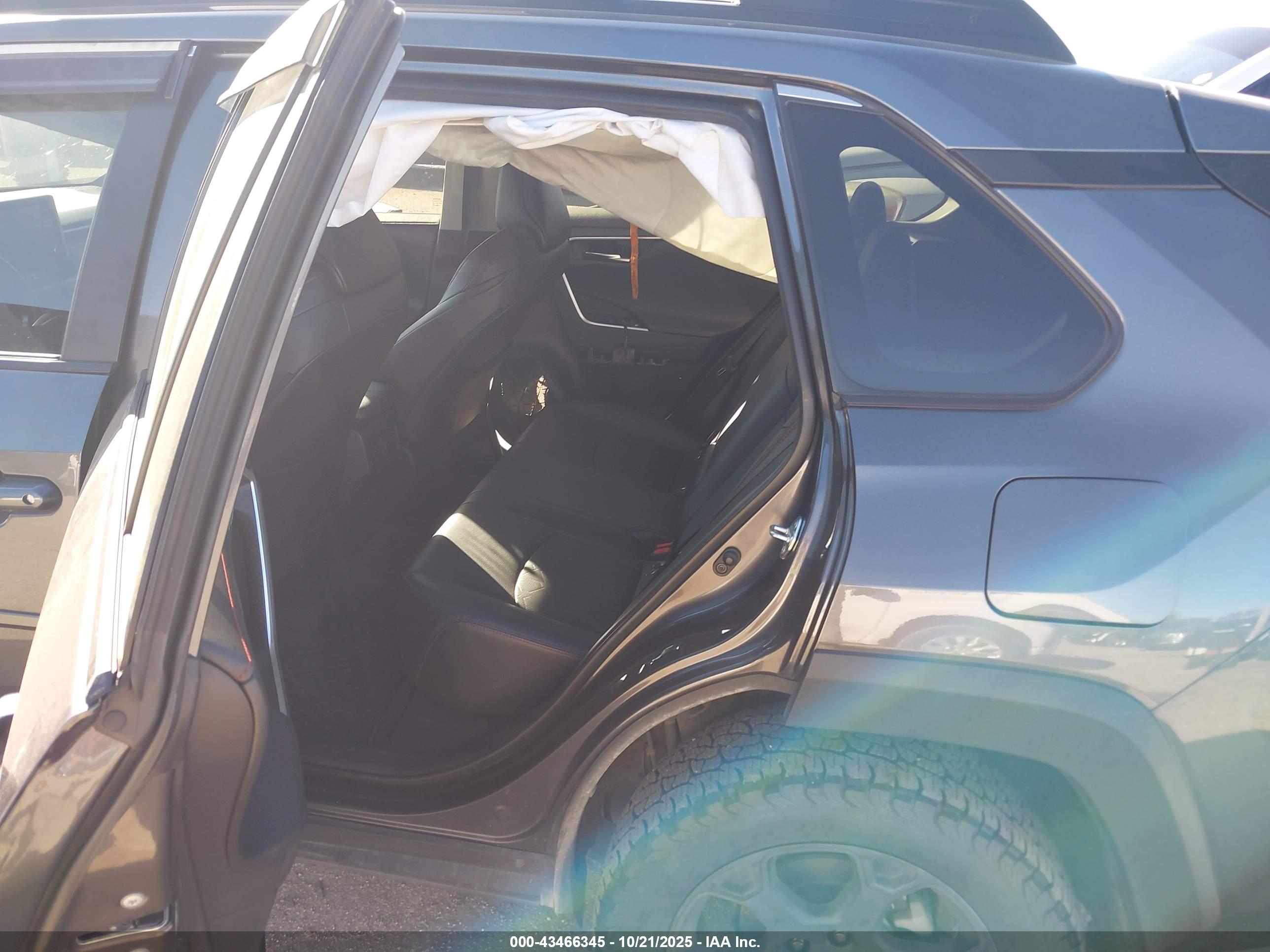 TOYOTA RAV4 image 8