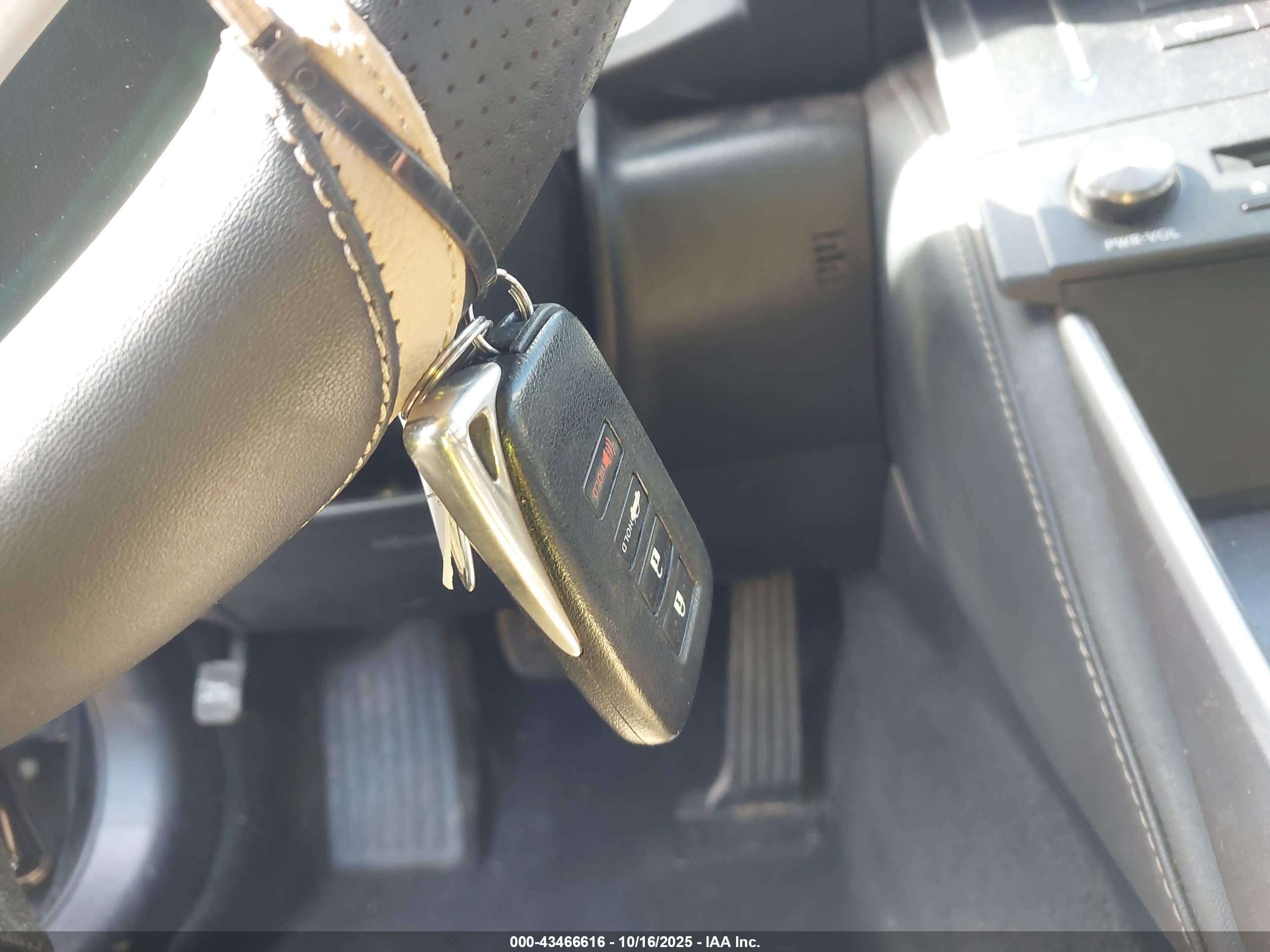 LEXUS IS image 11