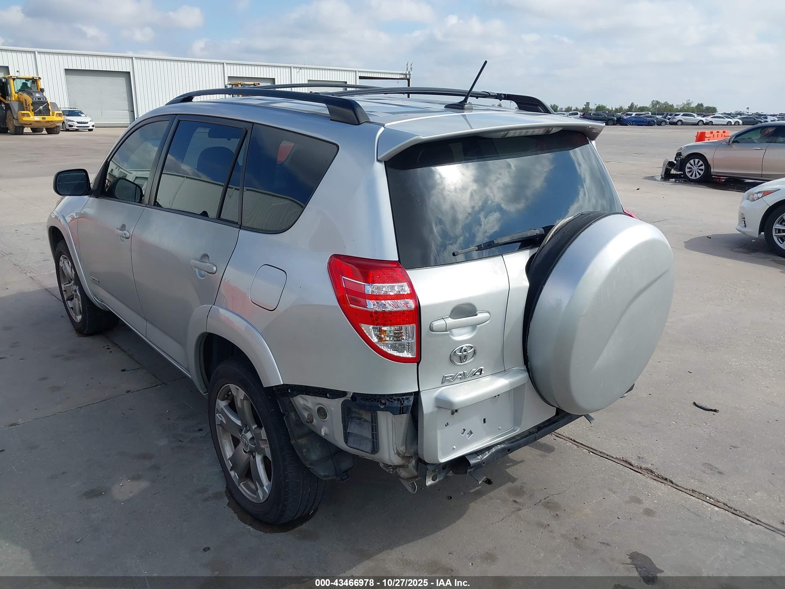TOYOTA RAV4 image 3