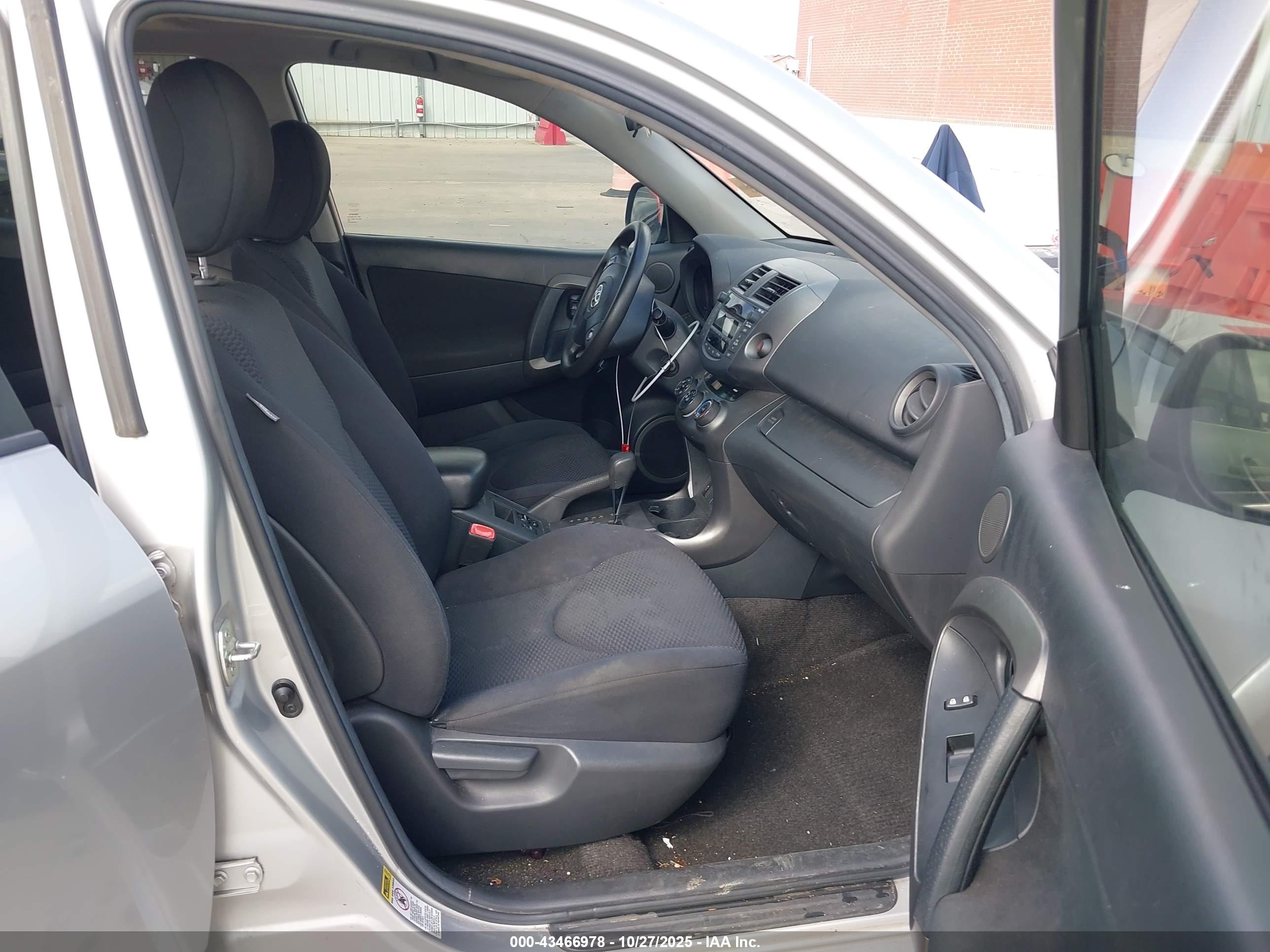 TOYOTA RAV4 image 5