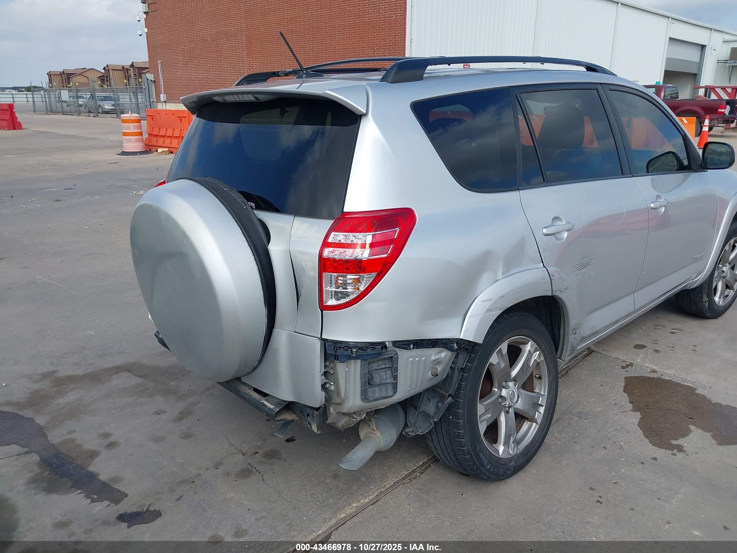 TOYOTA RAV4 image 6