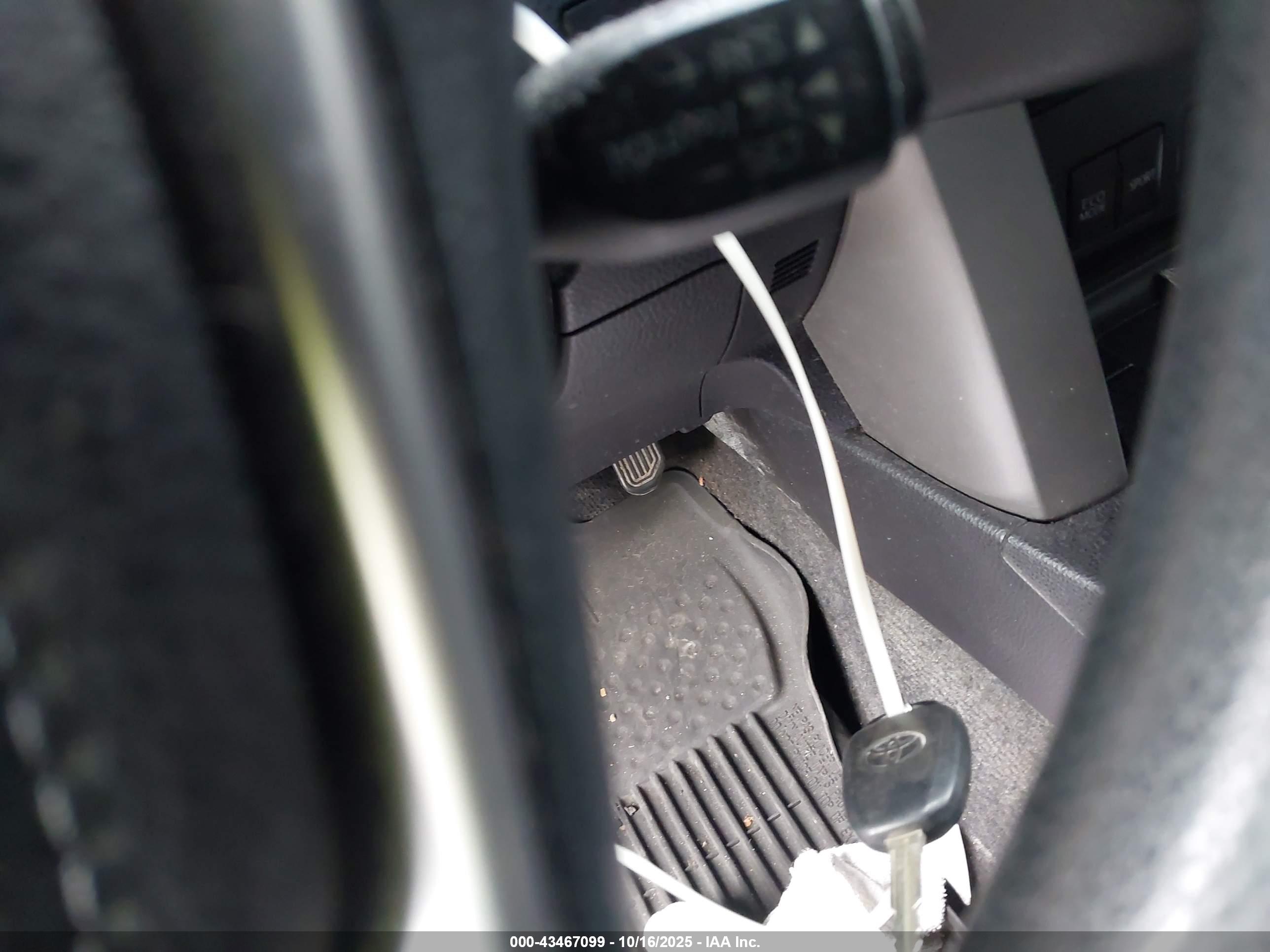 TOYOTA RAV4 image 11