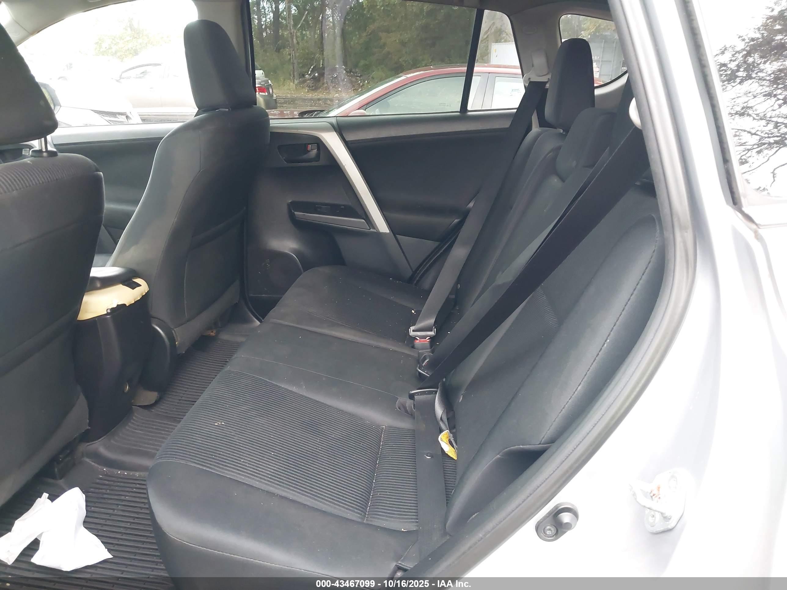 TOYOTA RAV4 image 8
