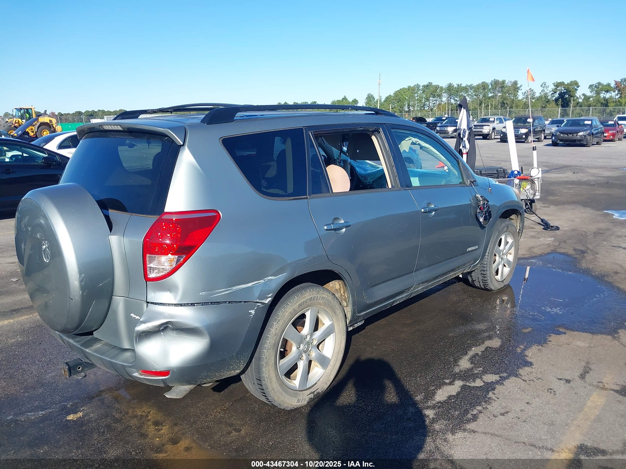TOYOTA RAV4 image 4