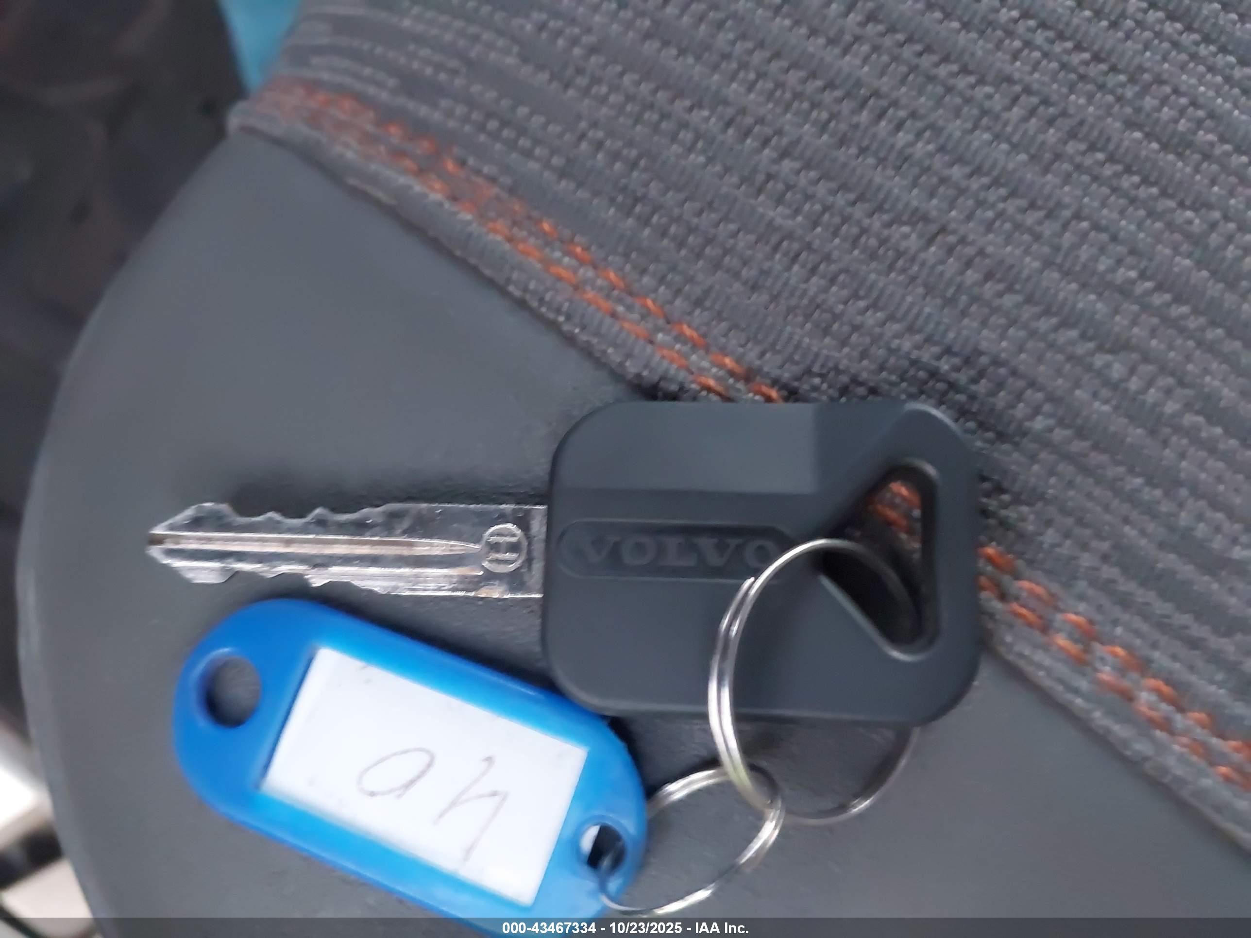 VOLVO VNL image 11