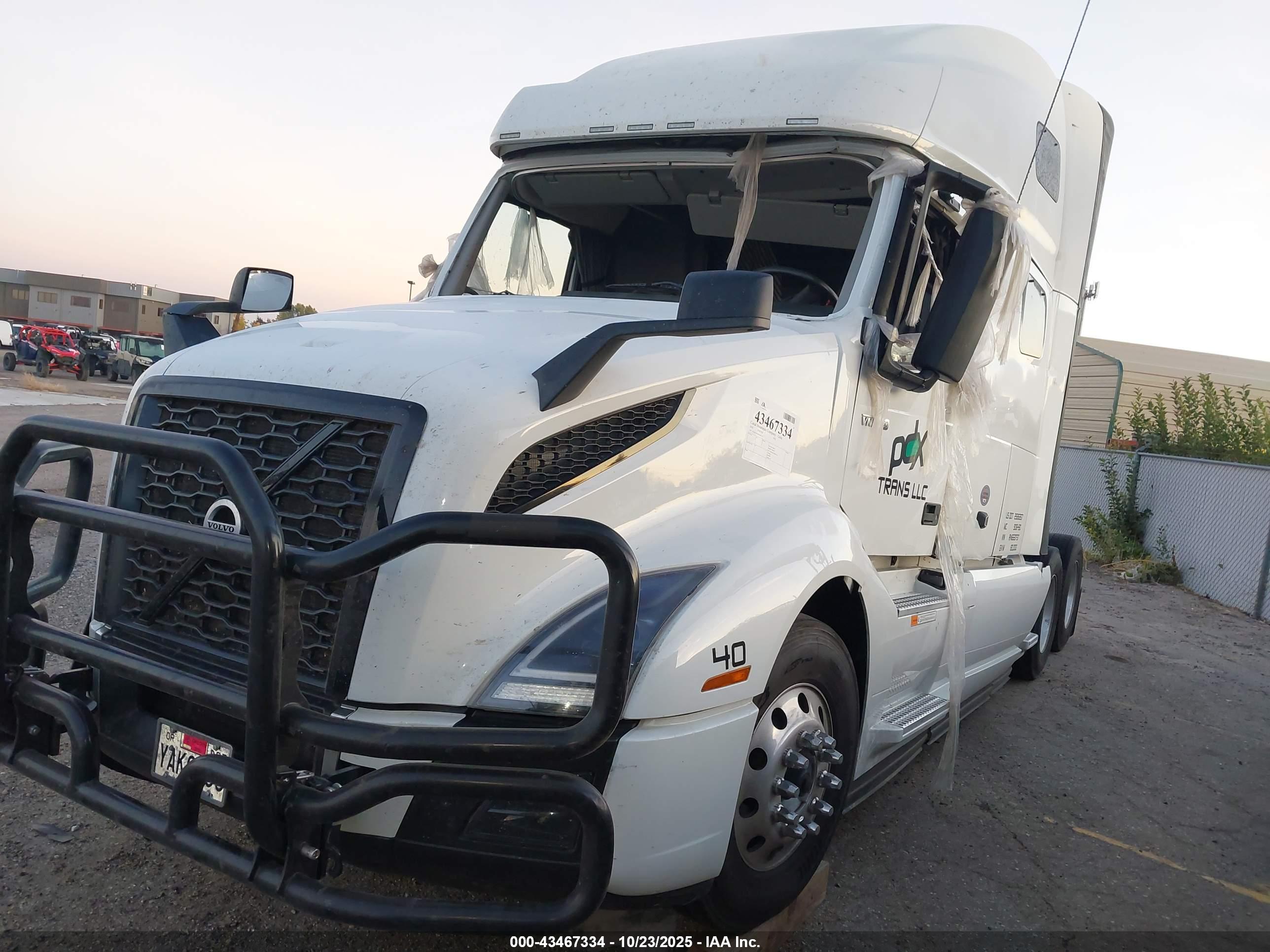 VOLVO VNL image 2