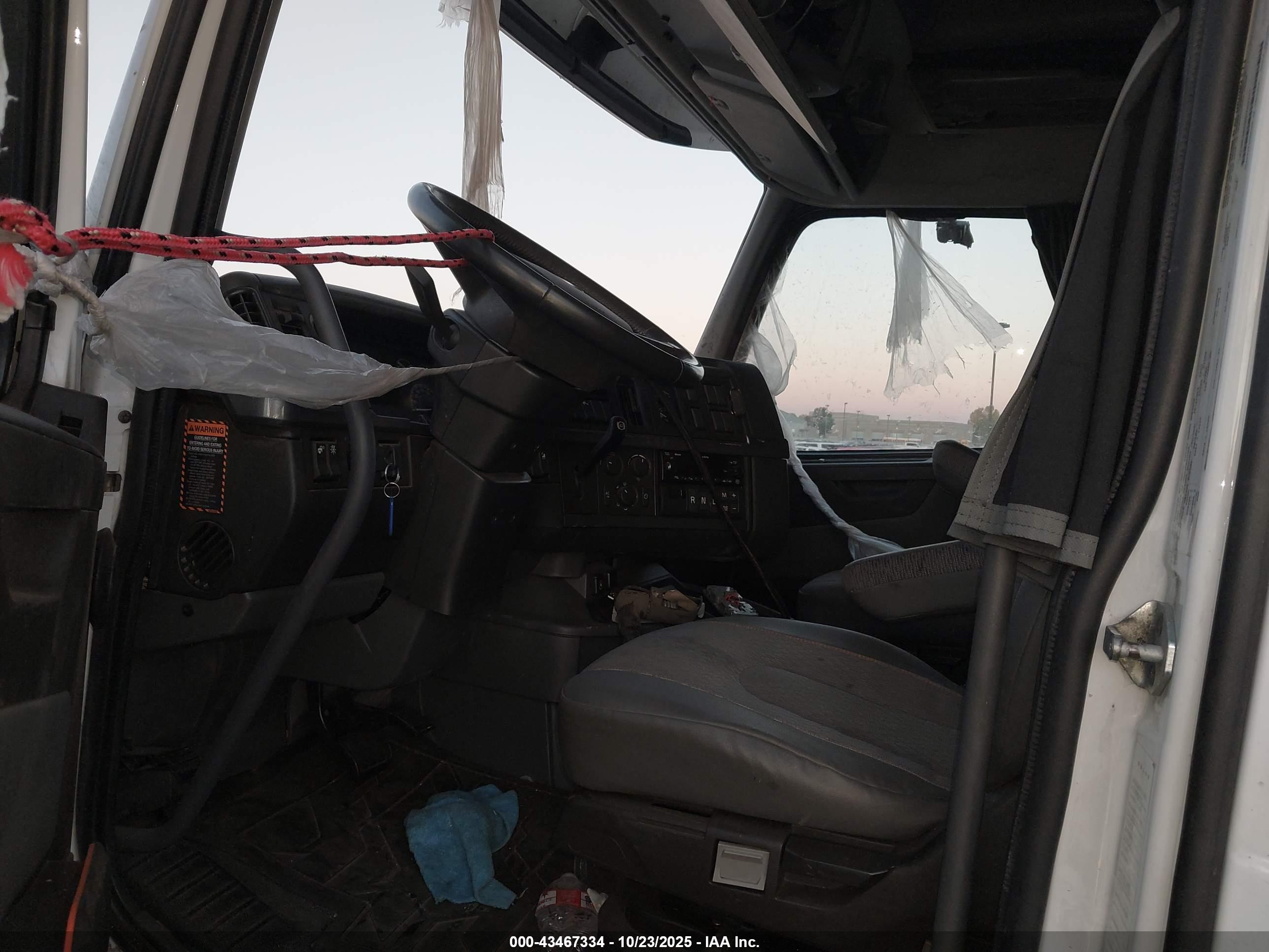 VOLVO VNL image 5