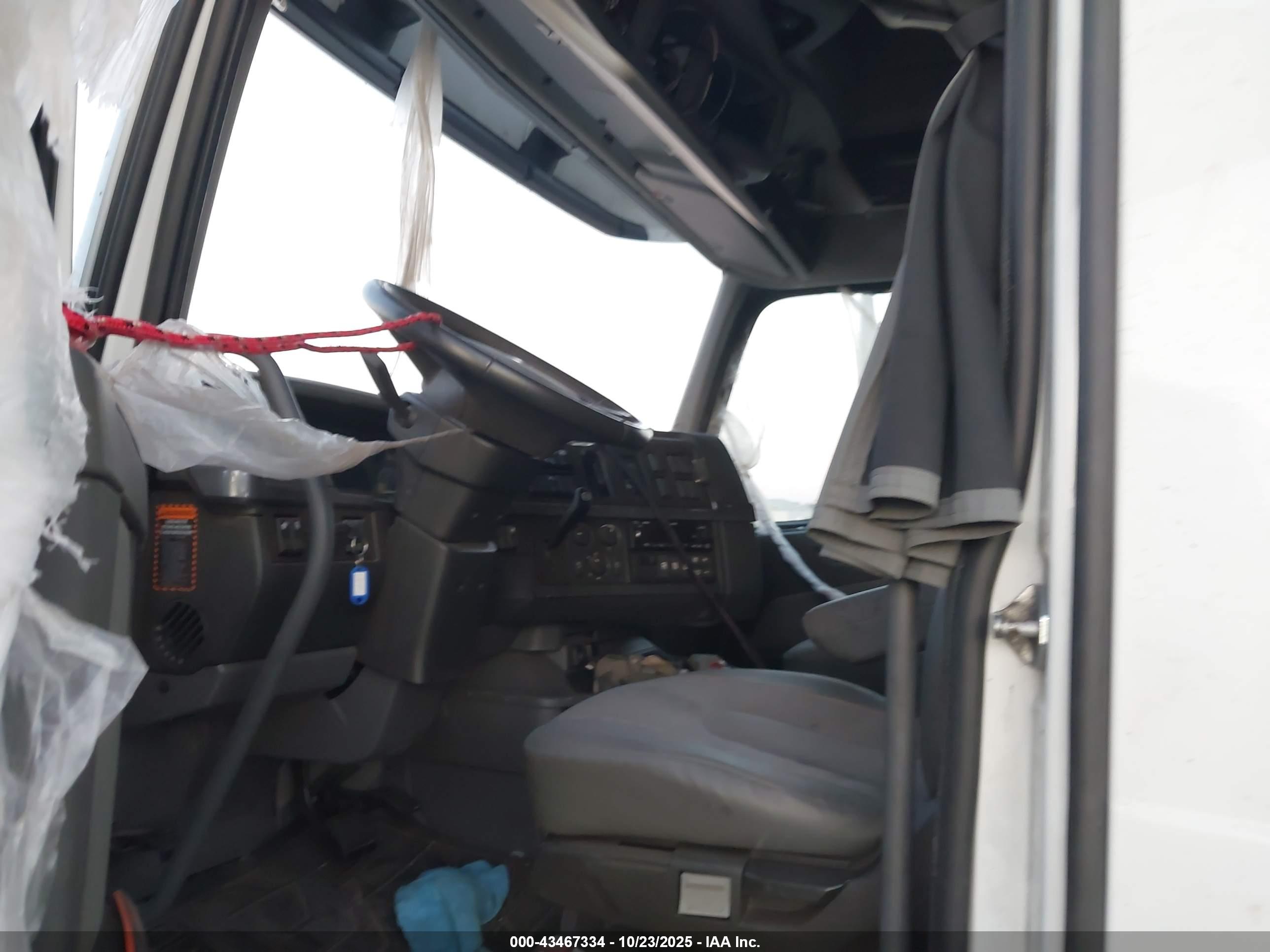 VOLVO VNL image 8