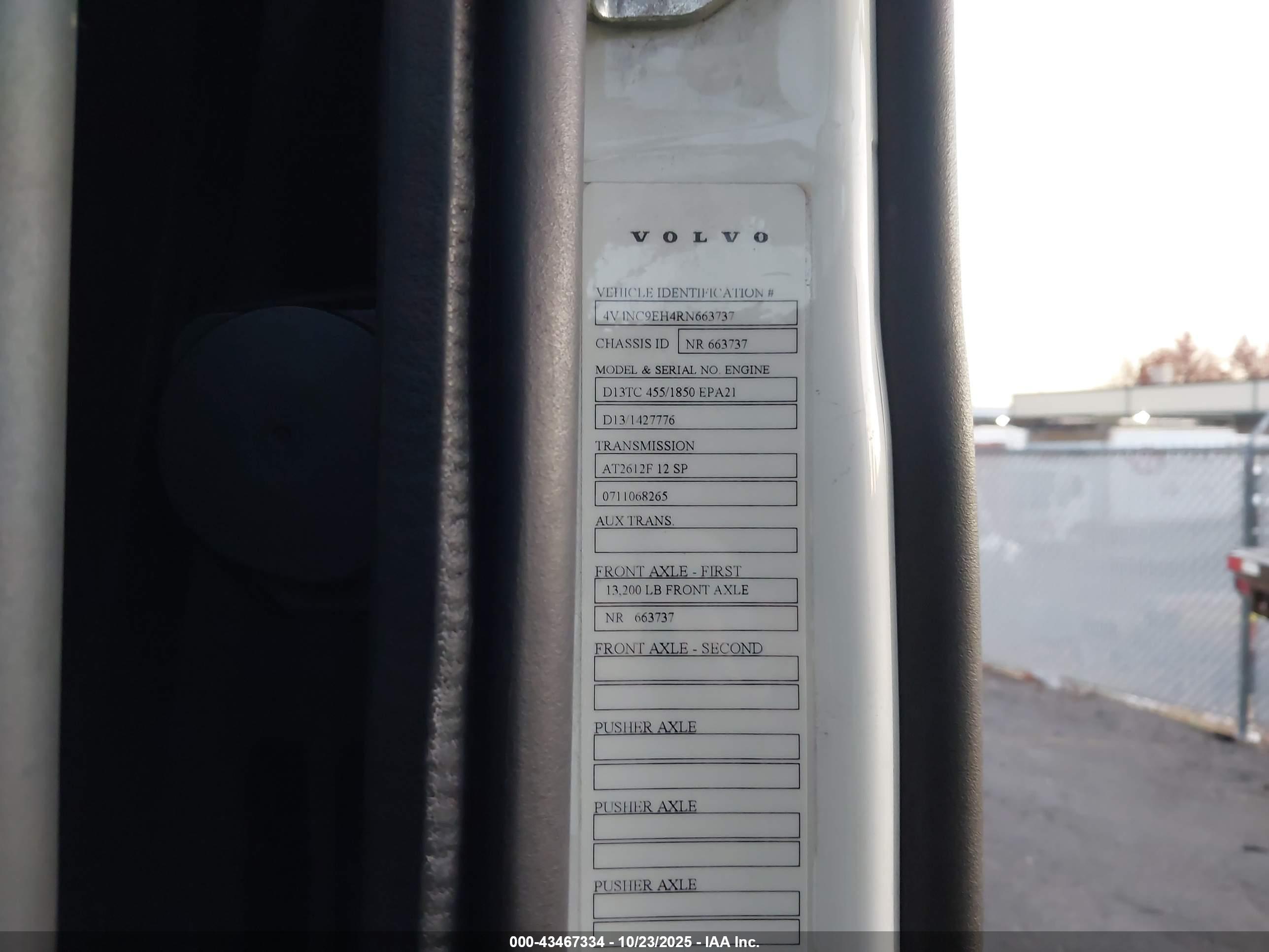 VOLVO VNL image 9