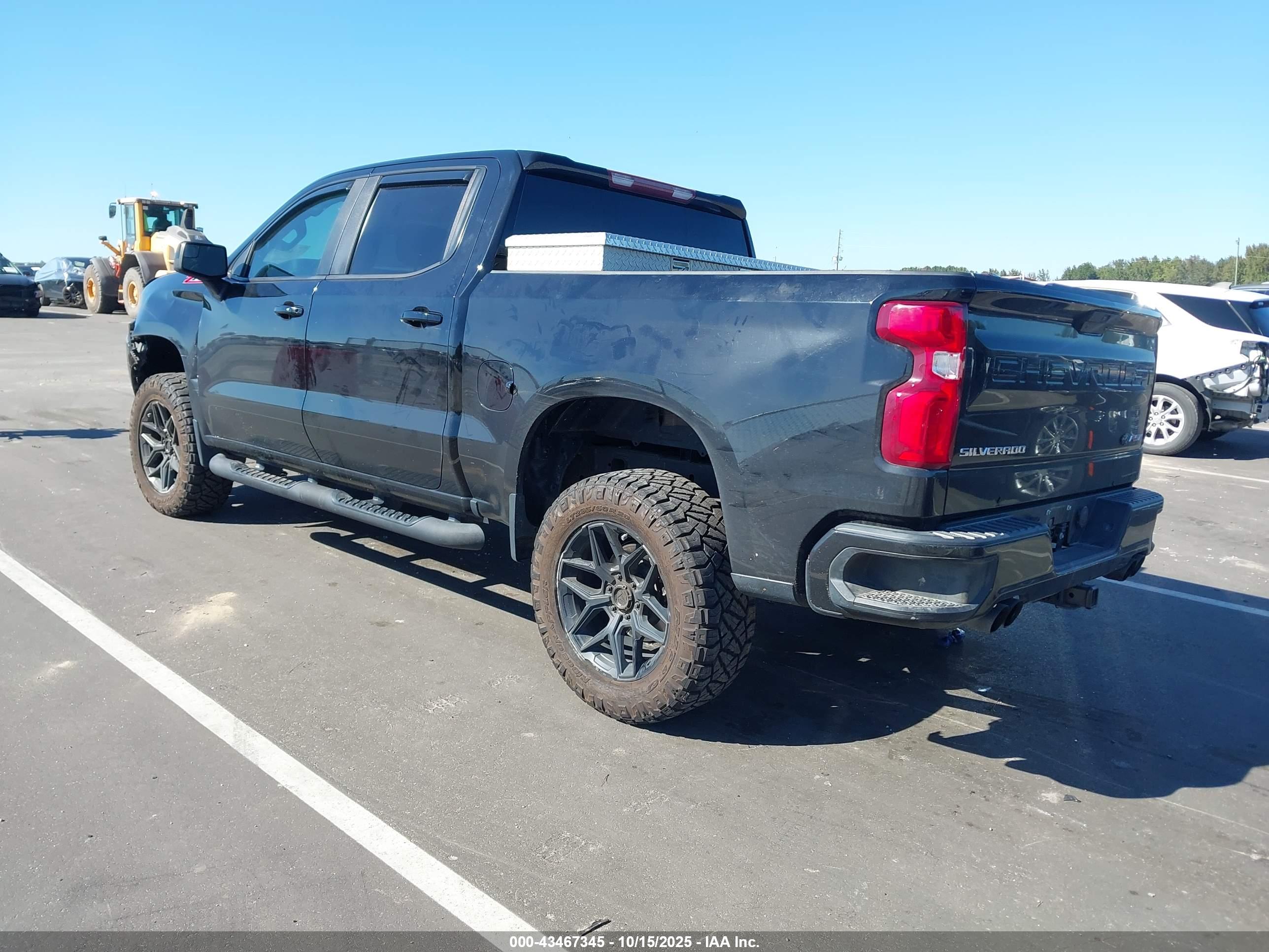 CHEVROLET SILVERADO image 3