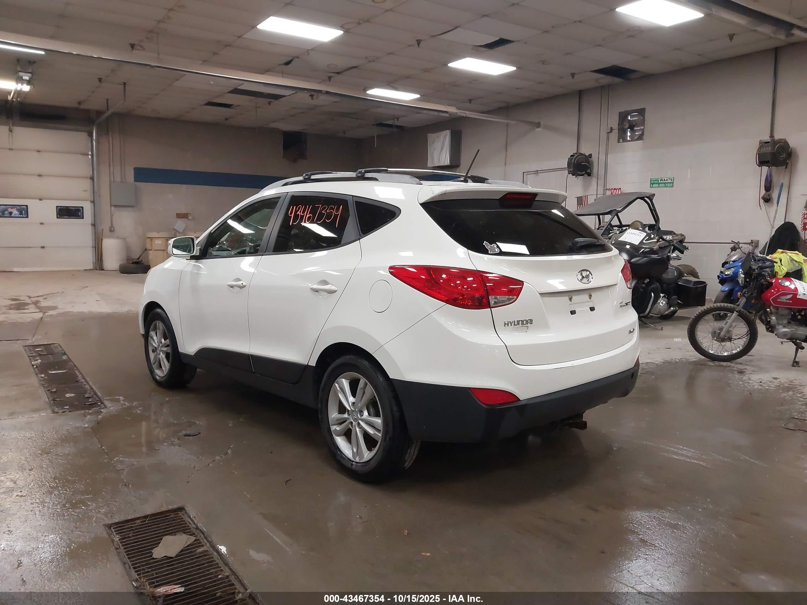 HYUNDAI TUCSON image 3