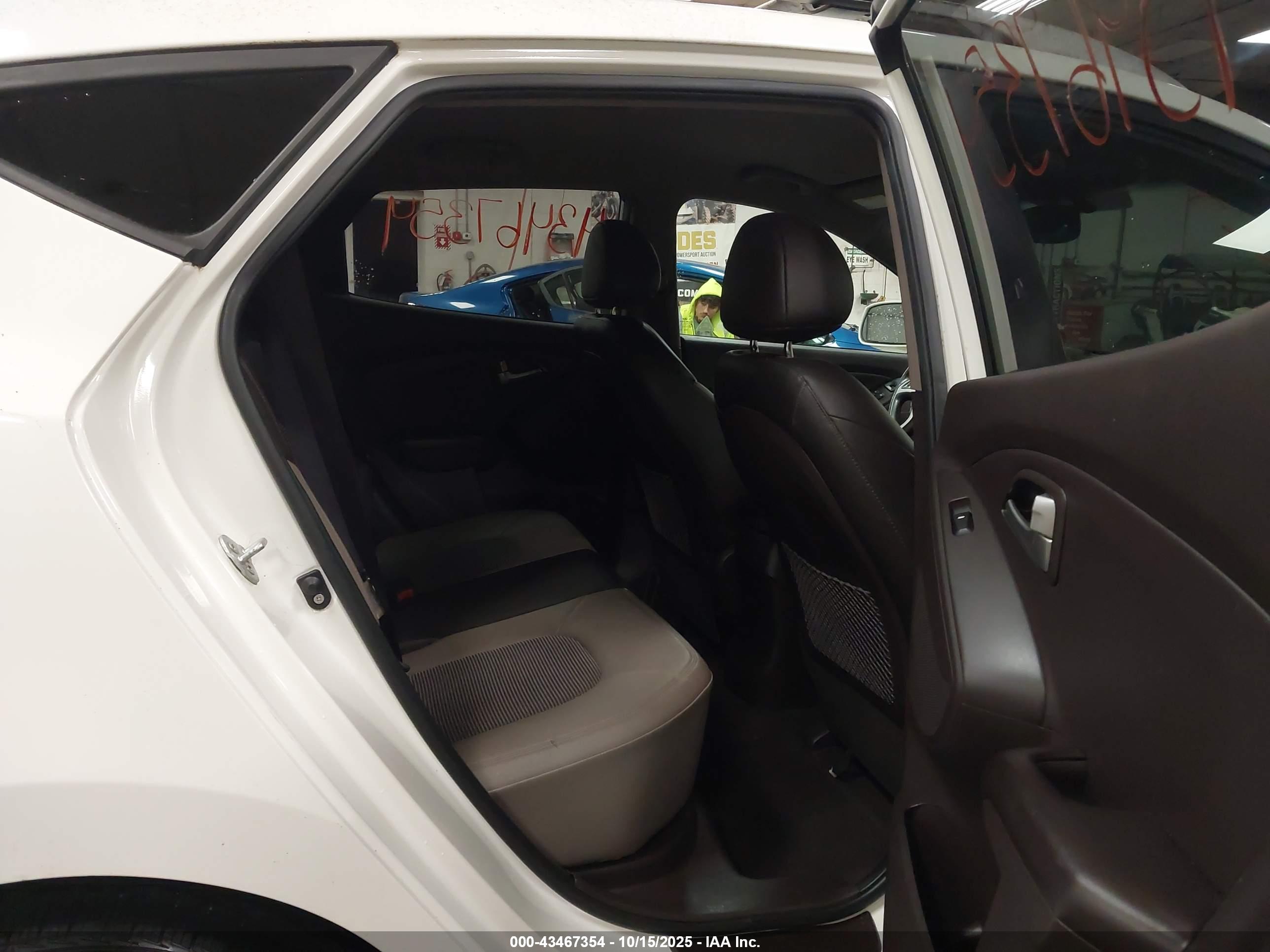 HYUNDAI TUCSON image 8