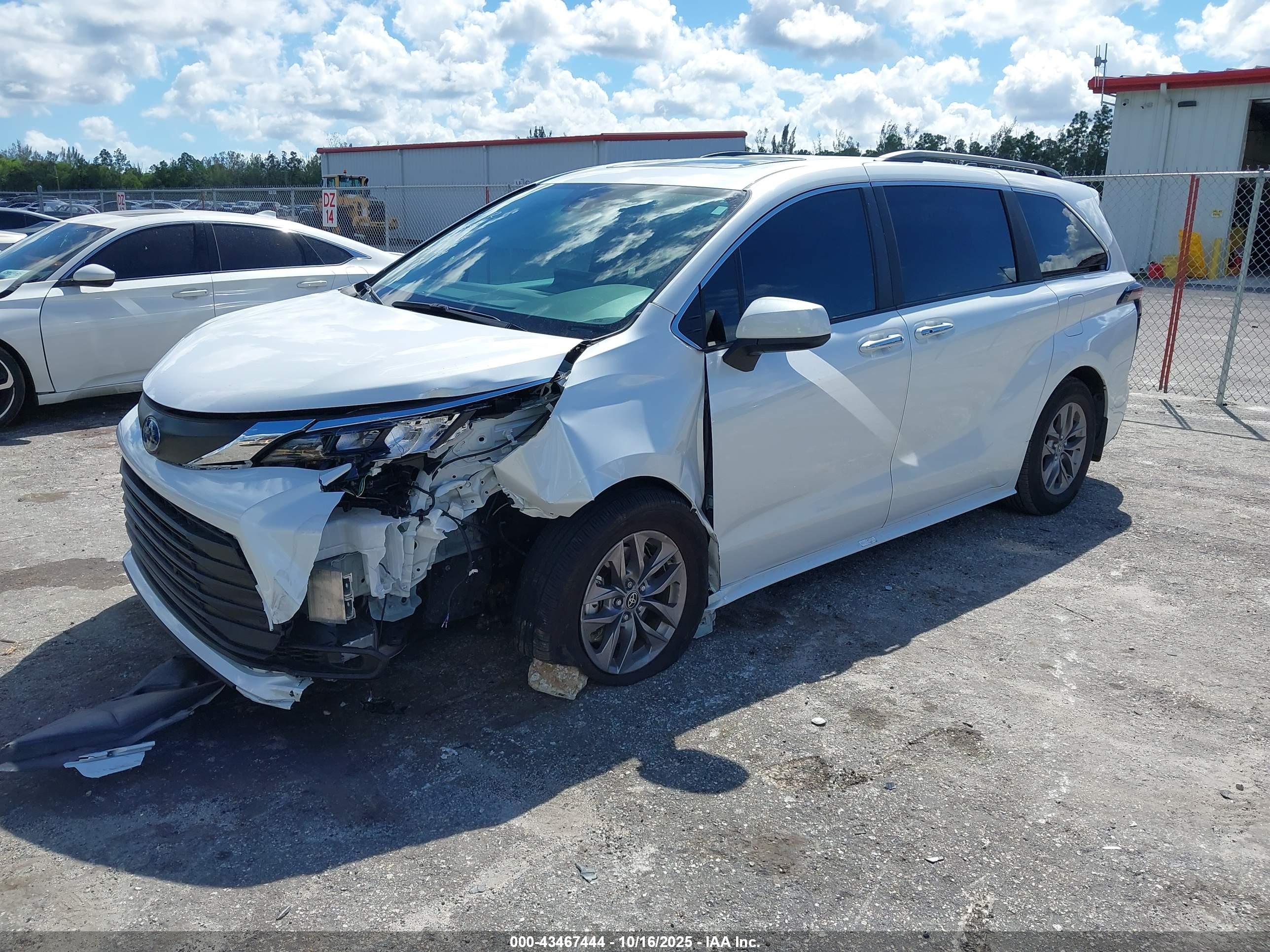 TOYOTA SIENNA image 2